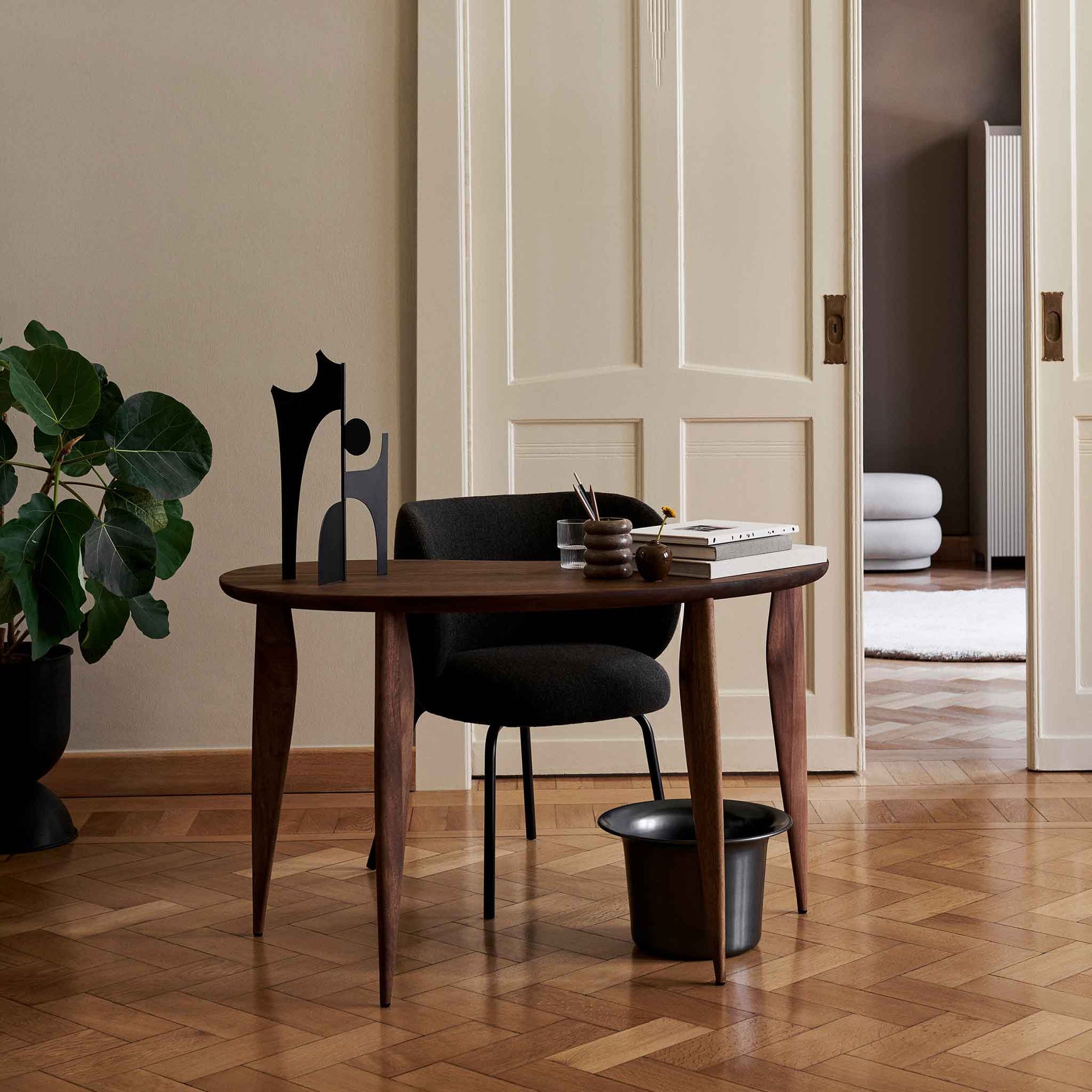 Ferm Living（ファームリビング）は、人生の対比を意識しながら、期待や夢の中で快適さと意味を追い求め、真の価値を感じられる空間を提供することを目指しています。デザインへの情熱と、環境や社会に配慮した責任ある選択を大切にし、誠実で心地よい製品や環境づくりに取り組んでいます。デンマーク・コペンハーゲンを拠点に、世界中の職人と協働し、スカンジナビアの思想と世界の技術・伝統を融合。柔らかなフォルムや豊かなテクスチャー、意外性のあるディテールを特徴とするコレクションは、洗練された美しさの中にも驚きと温かみをもたらします。素材選びから製造、配送まで持続可能性を意識し、より良い未来へ向けた選択を後押しします。家具、アクセサリー、照明を通じて、あなたらしく心地よい空間づくりをサポートします。