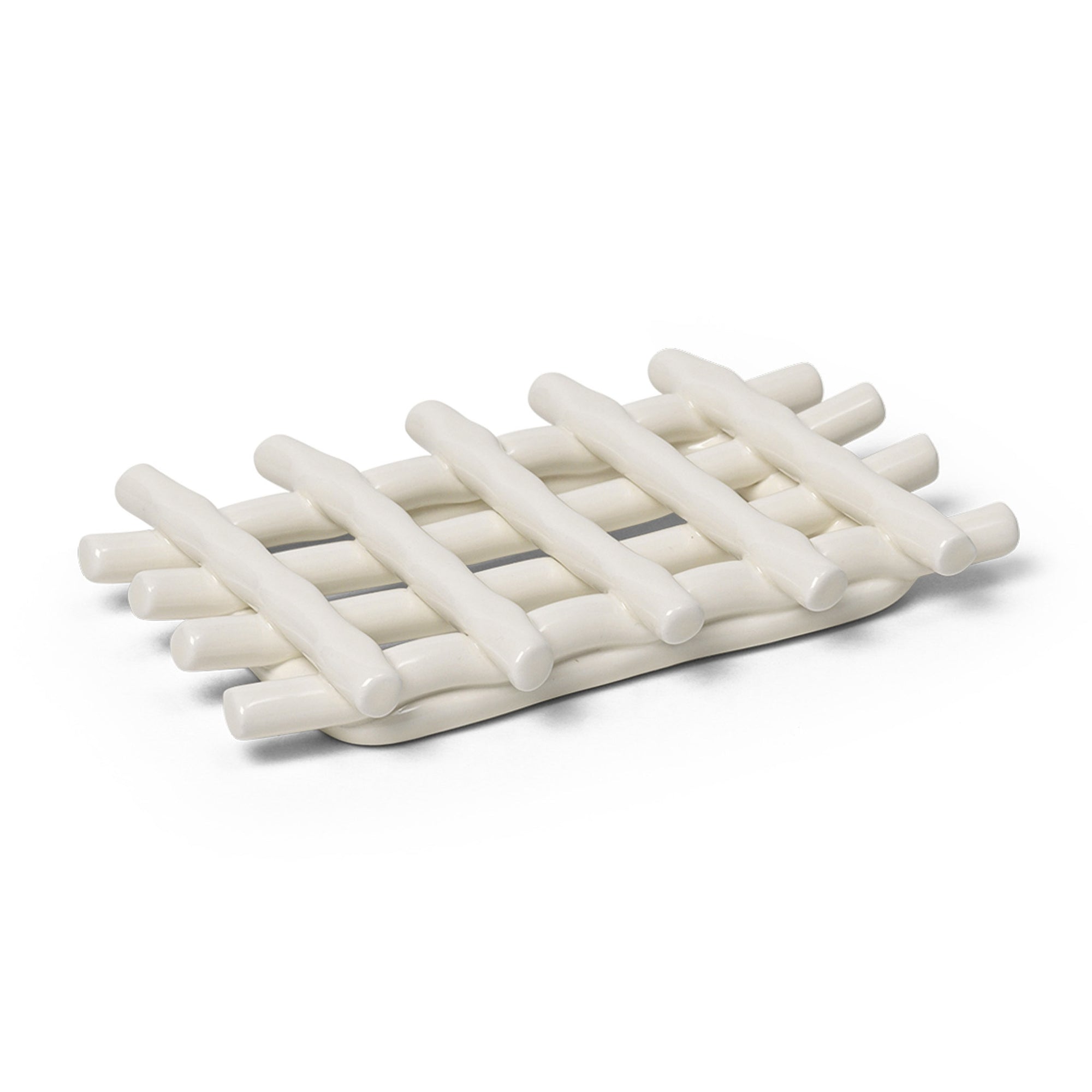 Ferm Living（ファームリビング）は、人生の対比を意識しながら、期待や夢の中で快適さと意味を追い求め、真の価値を感じられる空間を提供することを目指しています。デザインへの情熱と、環境や社会に配慮した責任ある選択を大切にし、誠実で心地よい製品や環境づくりに取り組んでいます。デンマーク・コペンハーゲンを拠点に、世界中の職人と協働し、スカンジナビアの思想と世界の技術・伝統を融合。柔らかなフォルムや豊かなテクスチャー、意外性のあるディテールを特徴とするコレクションは、洗練された美しさの中にも驚きと温かみをもたらします。素材選びから製造、配送まで持続可能性を意識し、より良い未来へ向けた選択を後押しします。家具、アクセサリー、照明を通じて、あなたらしく心地よい空間づくりをサポートします。