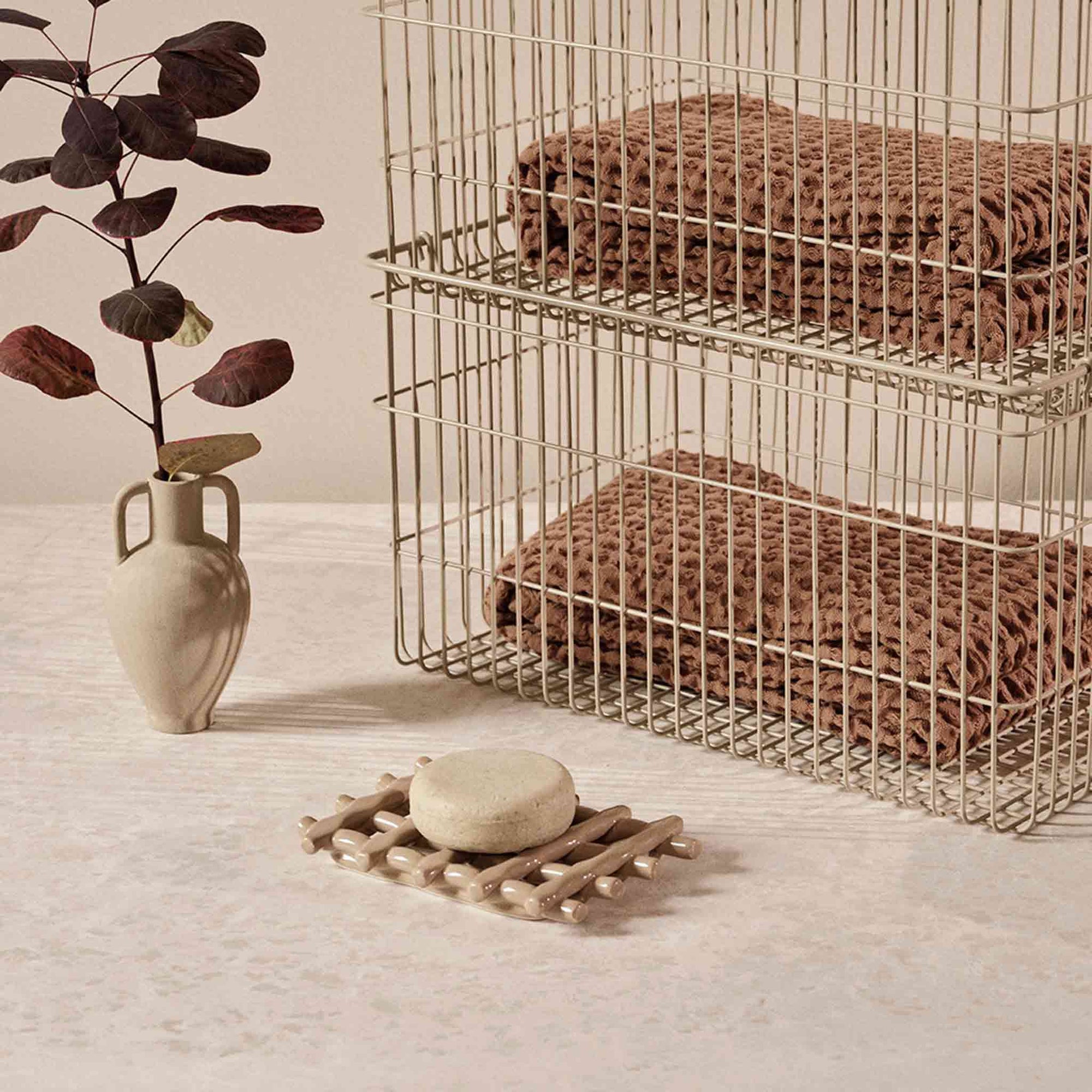Ferm Living（ファームリビング）は、人生の対比を意識しながら、期待や夢の中で快適さと意味を追い求め、真の価値を感じられる空間を提供することを目指しています。デザインへの情熱と、環境や社会に配慮した責任ある選択を大切にし、誠実で心地よい製品や環境づくりに取り組んでいます。デンマーク・コペンハーゲンを拠点に、世界中の職人と協働し、スカンジナビアの思想と世界の技術・伝統を融合。柔らかなフォルムや豊かなテクスチャー、意外性のあるディテールを特徴とするコレクションは、洗練された美しさの中にも驚きと温かみをもたらします。素材選びから製造、配送まで持続可能性を意識し、より良い未来へ向けた選択を後押しします。家具、アクセサリー、照明を通じて、あなたらしく心地よい空間づくりをサポートします。