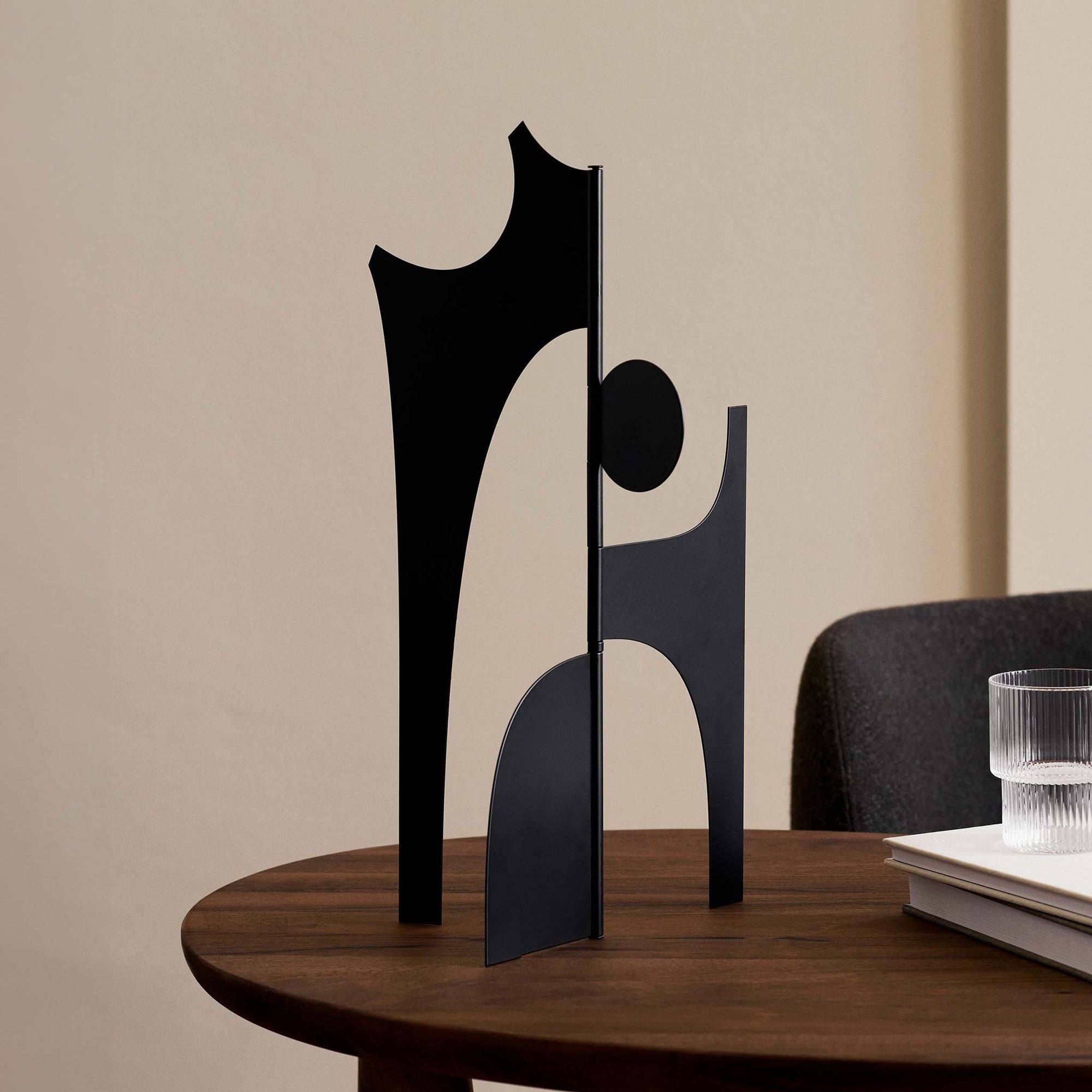 Ferm Living（ファームリビング）は、人生の対比を意識しながら、期待や夢の中で快適さと意味を追い求め、真の価値を感じられる空間を提供することを目指しています。デザインへの情熱と、環境や社会に配慮した責任ある選択を大切にし、誠実で心地よい製品や環境づくりに取り組んでいます。デンマーク・コペンハーゲンを拠点に、世界中の職人と協働し、スカンジナビアの思想と世界の技術・伝統を融合。柔らかなフォルムや豊かなテクスチャー、意外性のあるディテールを特徴とするコレクションは、洗練された美しさの中にも驚きと温かみをもたらします。素材選びから製造、配送まで持続可能性を意識し、より良い未来へ向けた選択を後押しします。家具、アクセサリー、照明を通じて、あなたらしく心地よい空間づくりをサポートします。