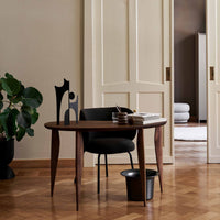 Ferm Living（ファームリビング）は、人生の対比を意識しながら、期待や夢の中で快適さと意味を追い求め、真の価値を感じられる空間を提供することを目指しています。デザインへの情熱と、環境や社会に配慮した責任ある選択を大切にし、誠実で心地よい製品や環境づくりに取り組んでいます。デンマーク・コペンハーゲンを拠点に、世界中の職人と協働し、スカンジナビアの思想と世界の技術・伝統を融合。柔らかなフォルムや豊かなテクスチャー、意外性のあるディテールを特徴とするコレクションは、洗練された美しさの中にも驚きと温かみをもたらします。素材選びから製造、配送まで持続可能性を意識し、より良い未来へ向けた選択を後押しします。家具、アクセサリー、照明を通じて、あなたらしく心地よい空間づくりをサポートします。