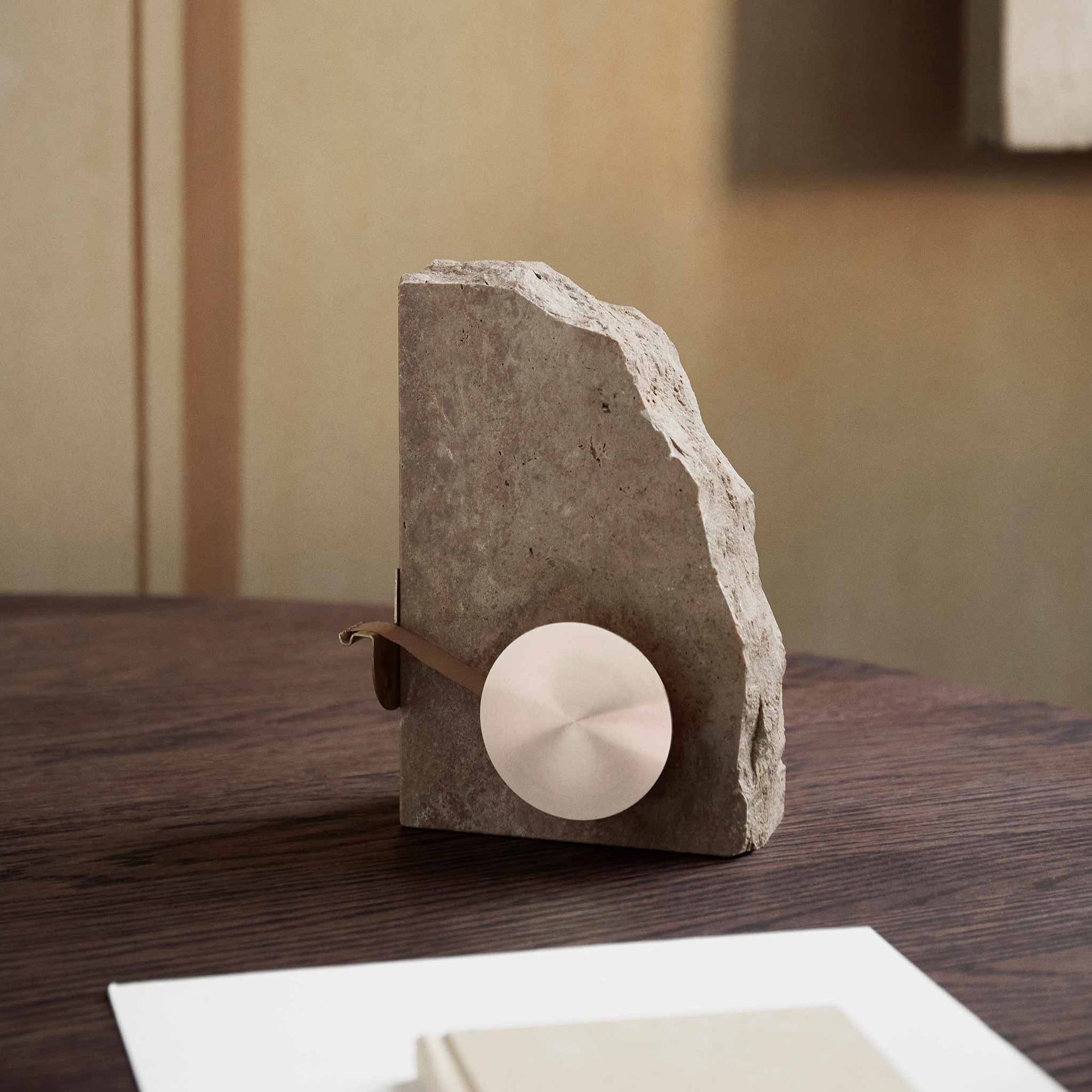 Ferm Living（ファームリビング）は、人生の対比を意識しながら、期待や夢の中で快適さと意味を追い求め、真の価値を感じられる空間を提供することを目指しています。デザインへの情熱と、環境や社会に配慮した責任ある選択を大切にし、誠実で心地よい製品や環境づくりに取り組んでいます。デンマーク・コペンハーゲンを拠点に、世界中の職人と協働し、スカンジナビアの思想と世界の技術・伝統を融合。柔らかなフォルムや豊かなテクスチャー、意外性のあるディテールを特徴とするコレクションは、洗練された美しさの中にも驚きと温かみをもたらします。素材選びから製造、配送まで持続可能性を意識し、より良い未来へ向けた選択を後押しします。家具、アクセサリー、照明を通じて、あなたらしく心地よい空間づくりをサポートします。