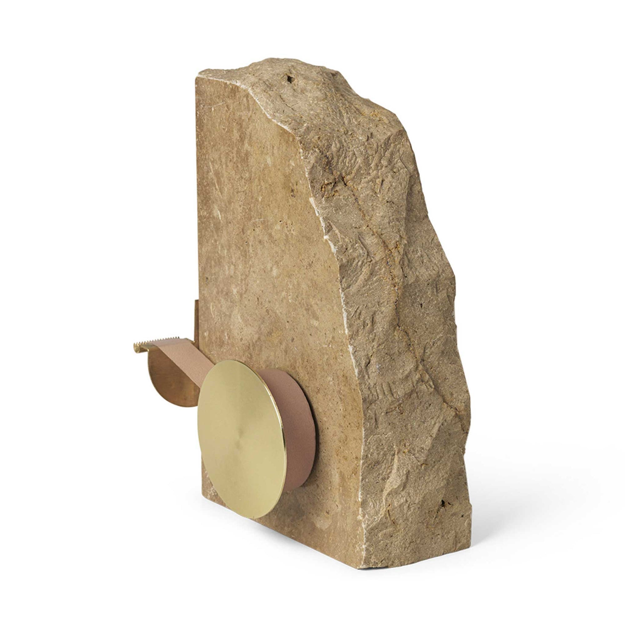 Ferm Living（ファームリビング）は、人生の対比を意識しながら、期待や夢の中で快適さと意味を追い求め、真の価値を感じられる空間を提供することを目指しています。デザインへの情熱と、環境や社会に配慮した責任ある選択を大切にし、誠実で心地よい製品や環境づくりに取り組んでいます。デンマーク・コペンハーゲンを拠点に、世界中の職人と協働し、スカンジナビアの思想と世界の技術・伝統を融合。柔らかなフォルムや豊かなテクスチャー、意外性のあるディテールを特徴とするコレクションは、洗練された美しさの中にも驚きと温かみをもたらします。素材選びから製造、配送まで持続可能性を意識し、より良い未来へ向けた選択を後押しします。家具、アクセサリー、照明を通じて、あなたらしく心地よい空間づくりをサポートします。