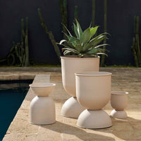 Ferm Living（ファームリビング）は、人生の対比を意識しながら、期待や夢の中で快適さと意味を追い求め、真の価値を感じられる空間を提供することを目指しています。デザインへの情熱と、環境や社会に配慮した責任ある選択を大切にし、誠実で心地よい製品や環境づくりに取り組んでいます。デンマーク・コペンハーゲンを拠点に、世界中の職人と協働し、スカンジナビアの思想と世界の技術・伝統を融合。柔らかなフォルムや豊かなテクスチャー、意外性のあるディテールを特徴とするコレクションは、洗練された美しさの中にも驚きと温かみをもたらします。素材選びから製造、配送まで持続可能性を意識し、より良い未来へ向けた選択を後押しします。家具、アクセサリー、照明を通じて、あなたらしく心地よい空間づくりをサポートします。