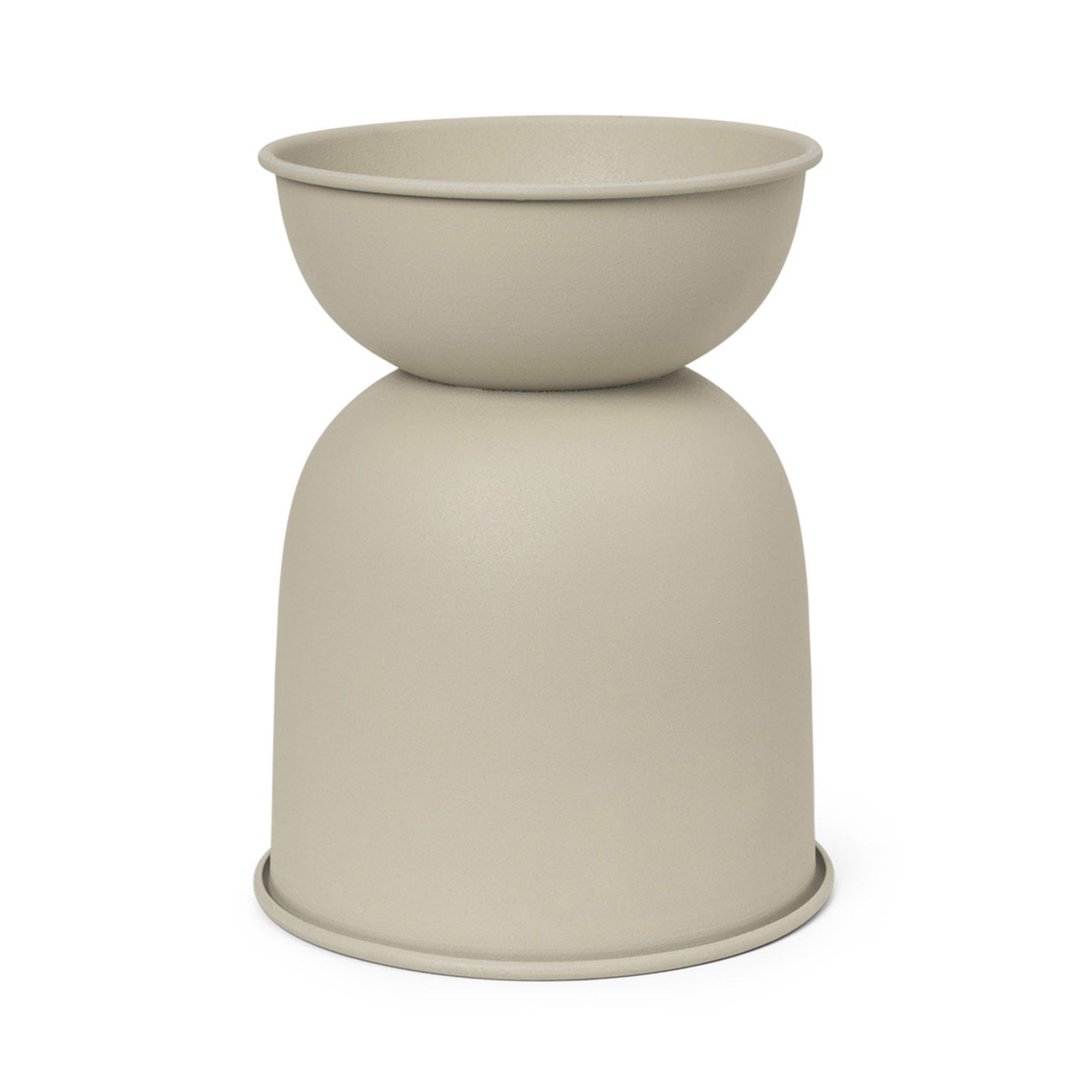 Ferm Living（ファームリビング）は、人生の対比を意識しながら、期待や夢の中で快適さと意味を追い求め、真の価値を感じられる空間を提供することを目指しています。デザインへの情熱と、環境や社会に配慮した責任ある選択を大切にし、誠実で心地よい製品や環境づくりに取り組んでいます。デンマーク・コペンハーゲンを拠点に、世界中の職人と協働し、スカンジナビアの思想と世界の技術・伝統を融合。柔らかなフォルムや豊かなテクスチャー、意外性のあるディテールを特徴とするコレクションは、洗練された美しさの中にも驚きと温かみをもたらします。素材選びから製造、配送まで持続可能性を意識し、より良い未来へ向けた選択を後押しします。家具、アクセサリー、照明を通じて、あなたらしく心地よい空間づくりをサポートします。