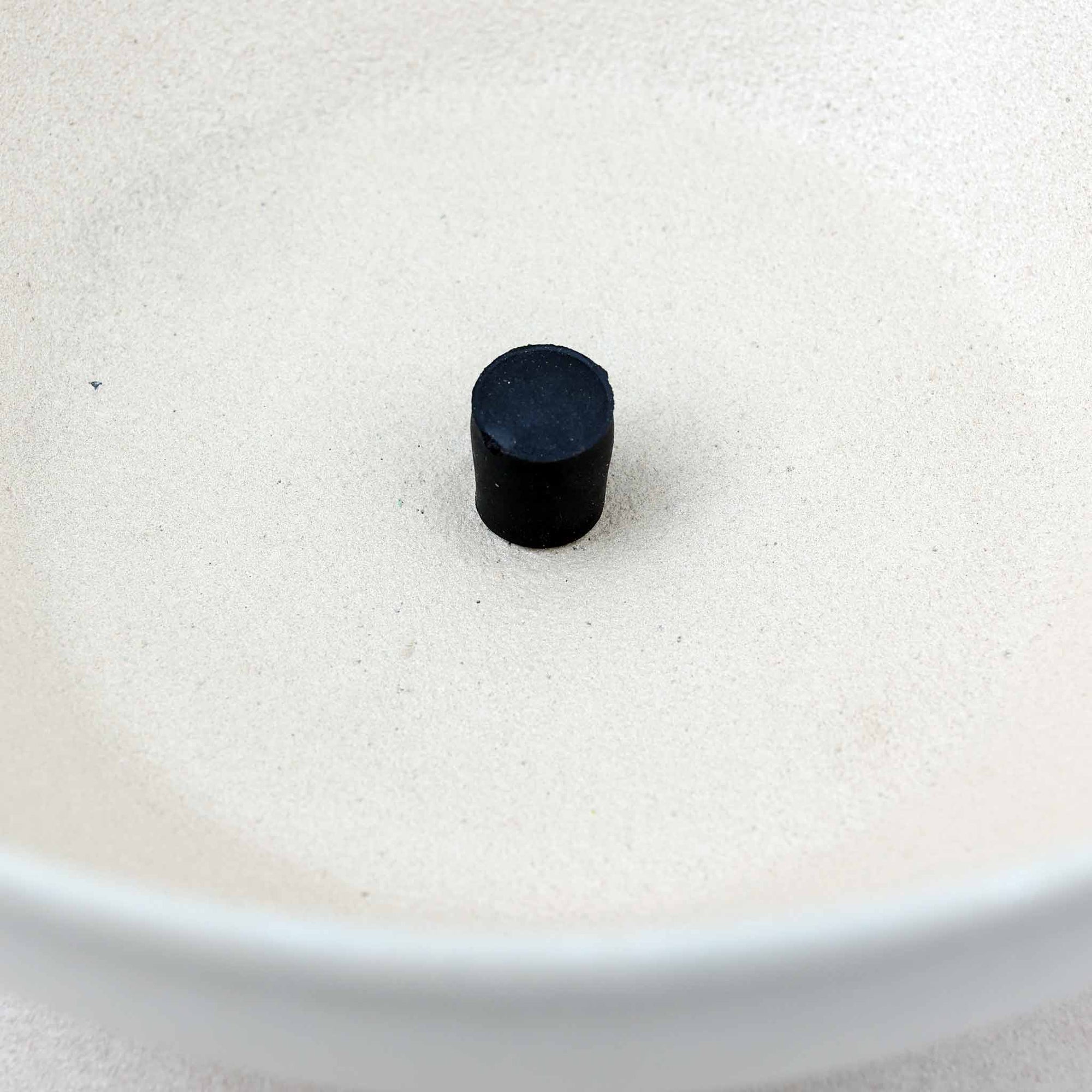 Ferm Living（ファームリビング）は、人生の対比を意識しながら、期待や夢の中で快適さと意味を追い求め、真の価値を感じられる空間を提供することを目指しています。デザインへの情熱と、環境や社会に配慮した責任ある選択を大切にし、誠実で心地よい製品や環境づくりに取り組んでいます。デンマーク・コペンハーゲンを拠点に、世界中の職人と協働し、スカンジナビアの思想と世界の技術・伝統を融合。柔らかなフォルムや豊かなテクスチャー、意外性のあるディテールを特徴とするコレクションは、洗練された美しさの中にも驚きと温かみをもたらします。素材選びから製造、配送まで持続可能性を意識し、より良い未来へ向けた選択を後押しします。家具、アクセサリー、照明を通じて、あなたらしく心地よい空間づくりをサポートします。