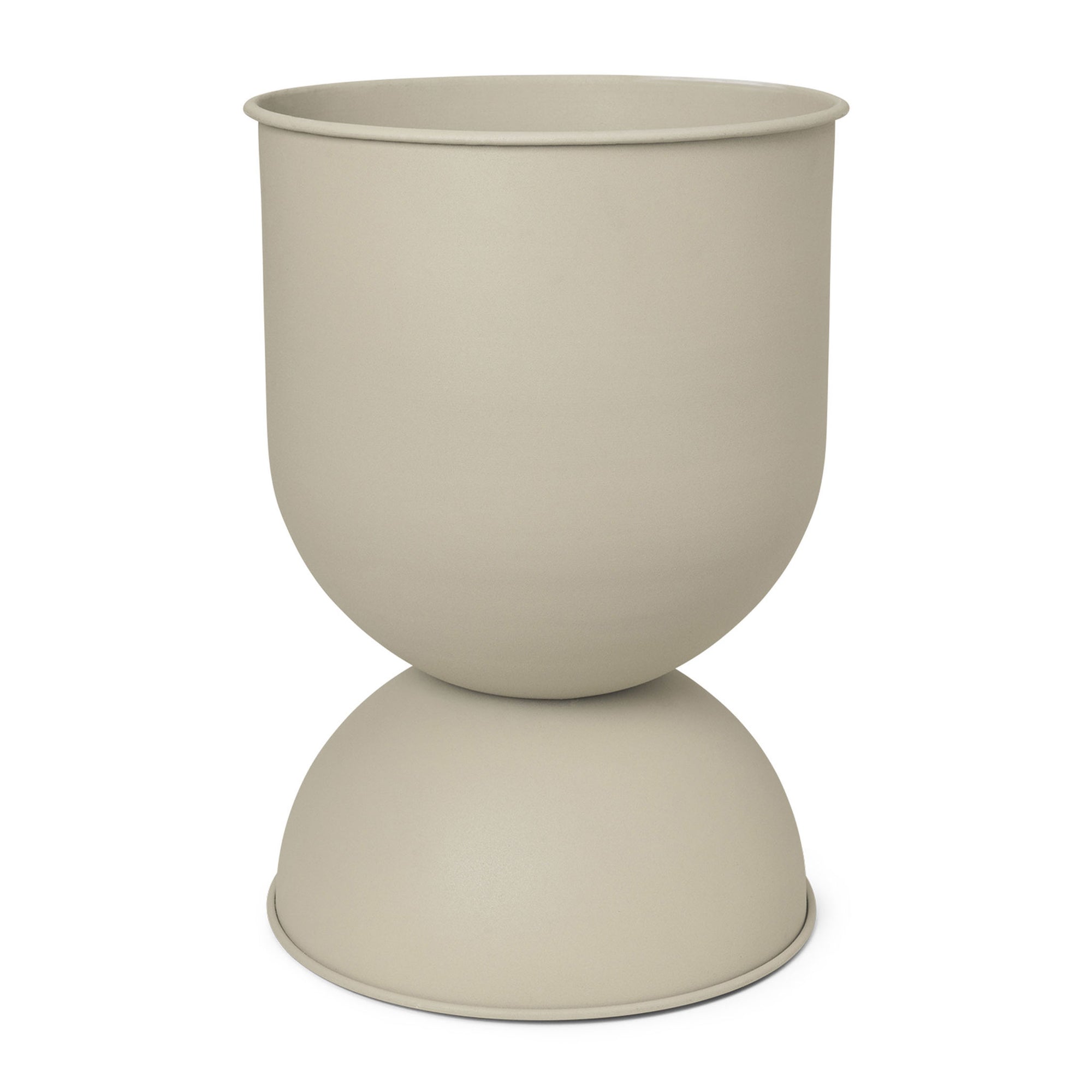 Ferm Living（ファームリビング）は、人生の対比を意識しながら、期待や夢の中で快適さと意味を追い求め、真の価値を感じられる空間を提供することを目指しています。デザインへの情熱と、環境や社会に配慮した責任ある選択を大切にし、誠実で心地よい製品や環境づくりに取り組んでいます。デンマーク・コペンハーゲンを拠点に、世界中の職人と協働し、スカンジナビアの思想と世界の技術・伝統を融合。柔らかなフォルムや豊かなテクスチャー、意外性のあるディテールを特徴とするコレクションは、洗練された美しさの中にも驚きと温かみをもたらします。素材選びから製造、配送まで持続可能性を意識し、より良い未来へ向けた選択を後押しします。家具、アクセサリー、照明を通じて、あなたらしく心地よい空間づくりをサポートします。