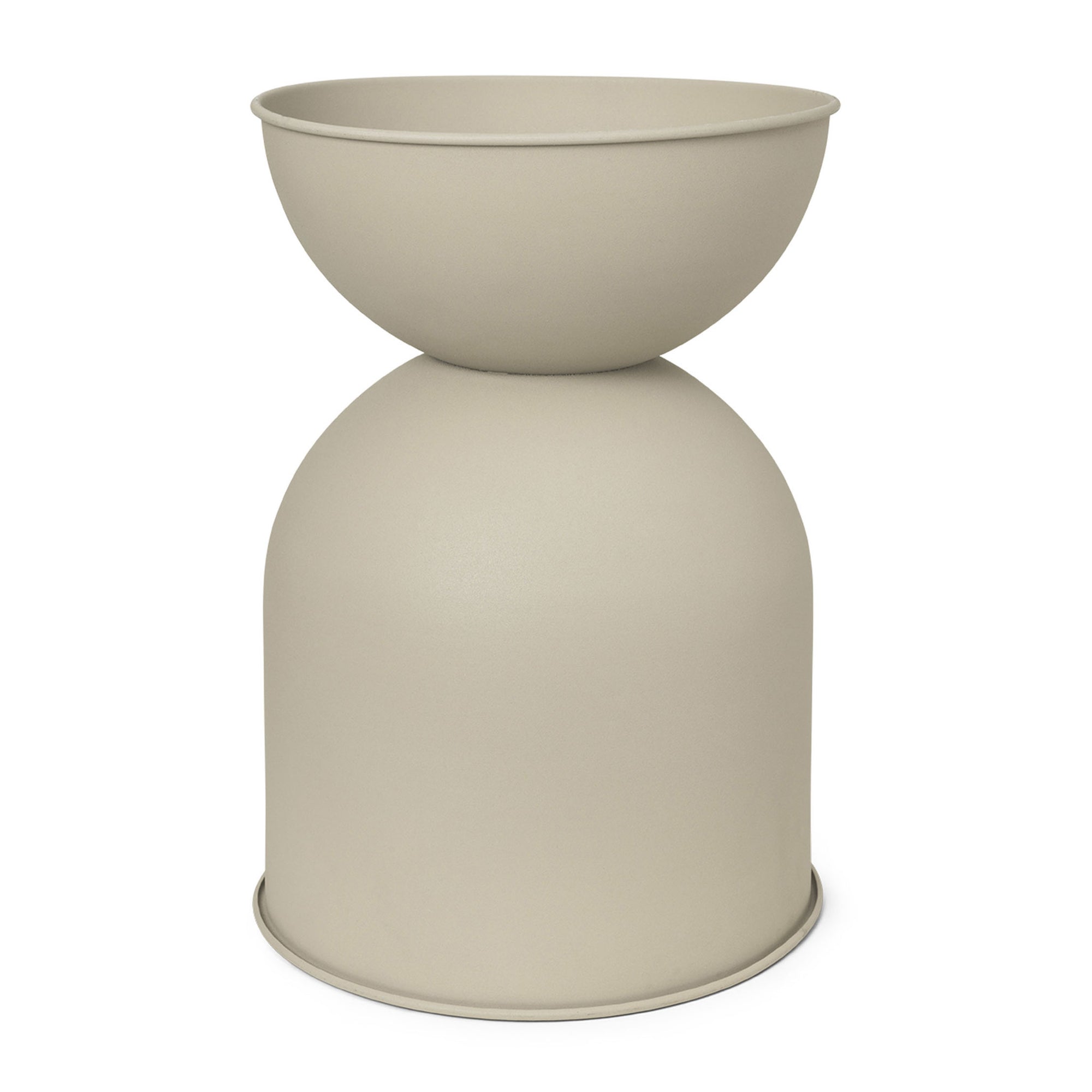 Ferm Living（ファームリビング）は、人生の対比を意識しながら、期待や夢の中で快適さと意味を追い求め、真の価値を感じられる空間を提供することを目指しています。デザインへの情熱と、環境や社会に配慮した責任ある選択を大切にし、誠実で心地よい製品や環境づくりに取り組んでいます。デンマーク・コペンハーゲンを拠点に、世界中の職人と協働し、スカンジナビアの思想と世界の技術・伝統を融合。柔らかなフォルムや豊かなテクスチャー、意外性のあるディテールを特徴とするコレクションは、洗練された美しさの中にも驚きと温かみをもたらします。素材選びから製造、配送まで持続可能性を意識し、より良い未来へ向けた選択を後押しします。家具、アクセサリー、照明を通じて、あなたらしく心地よい空間づくりをサポートします。