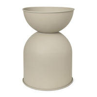 Ferm Living（ファームリビング）は、人生の対比を意識しながら、期待や夢の中で快適さと意味を追い求め、真の価値を感じられる空間を提供することを目指しています。デザインへの情熱と、環境や社会に配慮した責任ある選択を大切にし、誠実で心地よい製品や環境づくりに取り組んでいます。デンマーク・コペンハーゲンを拠点に、世界中の職人と協働し、スカンジナビアの思想と世界の技術・伝統を融合。柔らかなフォルムや豊かなテクスチャー、意外性のあるディテールを特徴とするコレクションは、洗練された美しさの中にも驚きと温かみをもたらします。素材選びから製造、配送まで持続可能性を意識し、より良い未来へ向けた選択を後押しします。家具、アクセサリー、照明を通じて、あなたらしく心地よい空間づくりをサポートします。