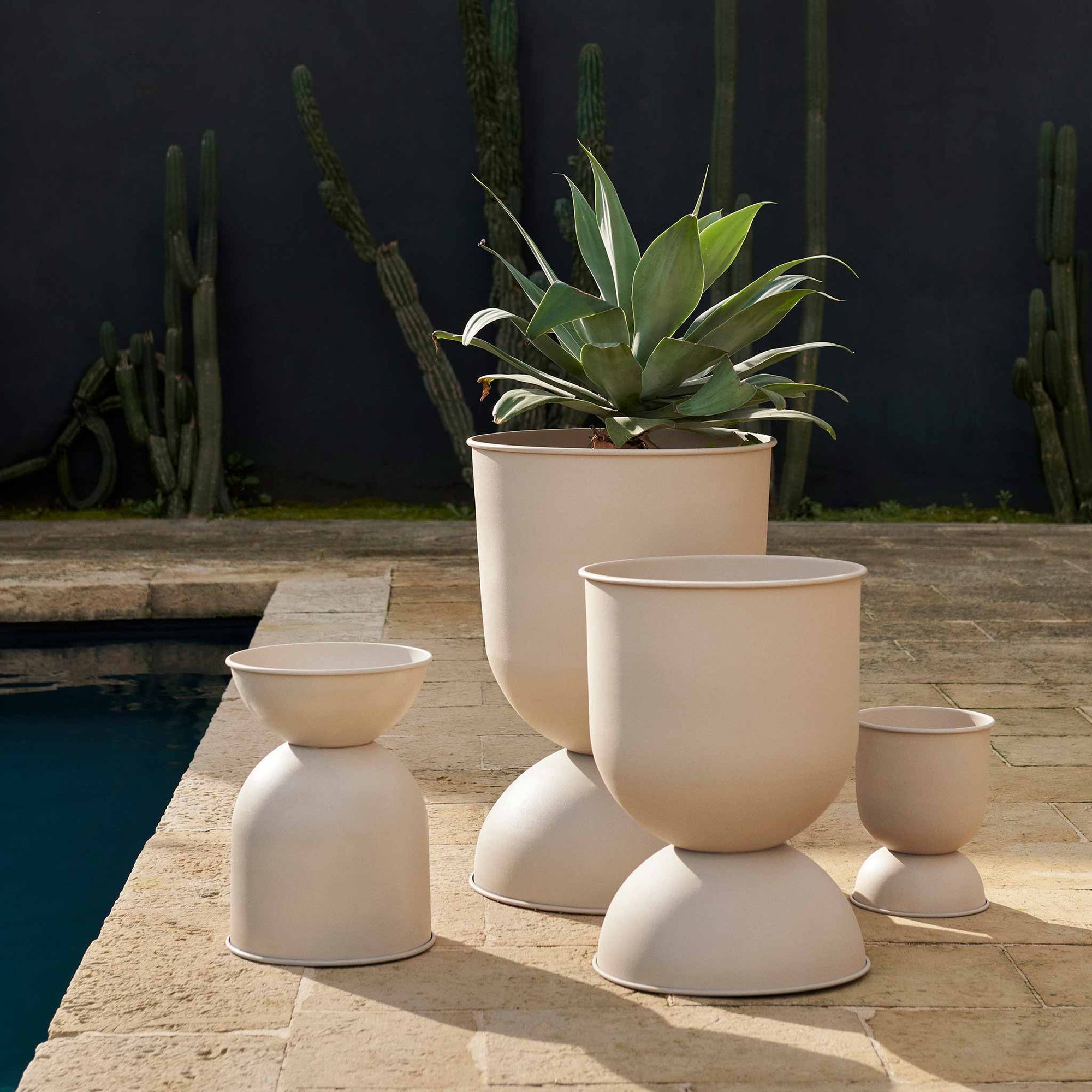 Ferm Living（ファームリビング）は、人生の対比を意識しながら、期待や夢の中で快適さと意味を追い求め、真の価値を感じられる空間を提供することを目指しています。デザインへの情熱と、環境や社会に配慮した責任ある選択を大切にし、誠実で心地よい製品や環境づくりに取り組んでいます。デンマーク・コペンハーゲンを拠点に、世界中の職人と協働し、スカンジナビアの思想と世界の技術・伝統を融合。柔らかなフォルムや豊かなテクスチャー、意外性のあるディテールを特徴とするコレクションは、洗練された美しさの中にも驚きと温かみをもたらします。素材選びから製造、配送まで持続可能性を意識し、より良い未来へ向けた選択を後押しします。家具、アクセサリー、照明を通じて、あなたらしく心地よい空間づくりをサポートします。