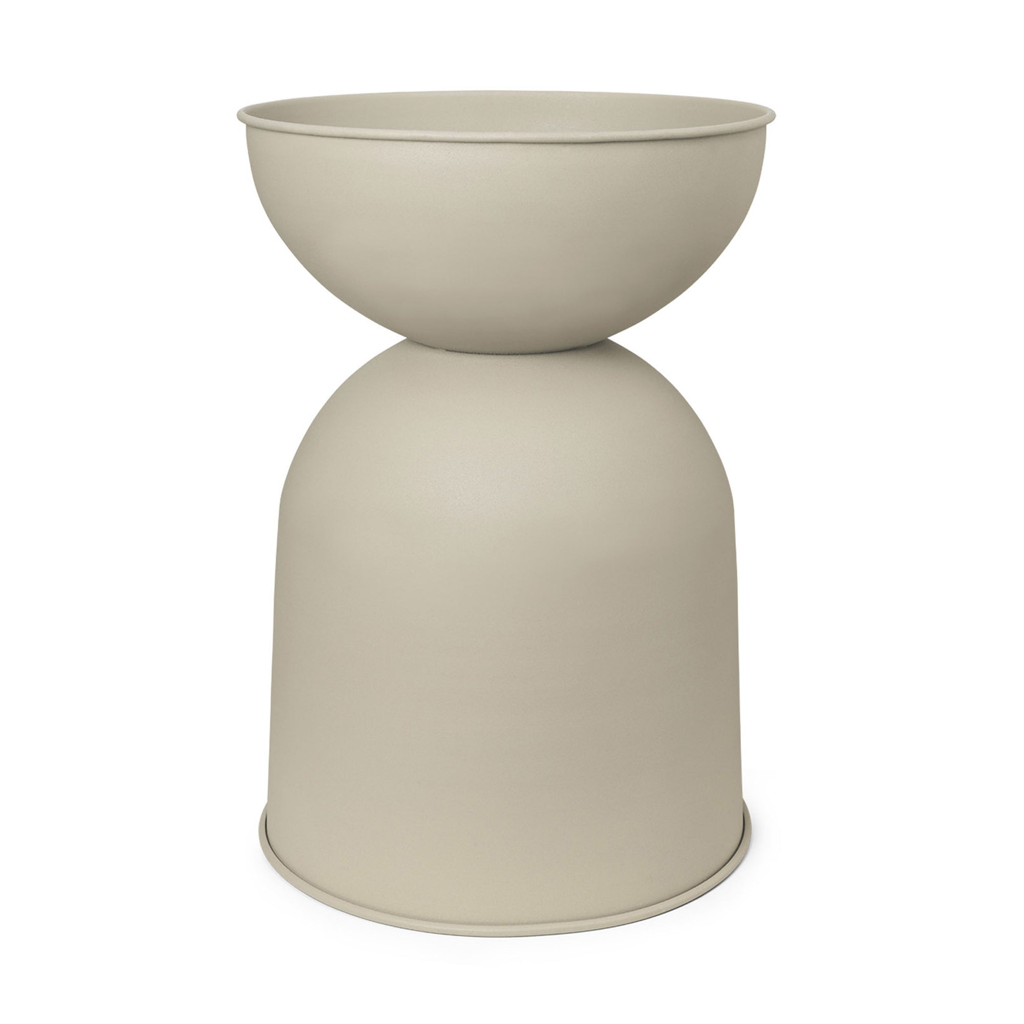 Ferm Living（ファームリビング）は、人生の対比を意識しながら、期待や夢の中で快適さと意味を追い求め、真の価値を感じられる空間を提供することを目指しています。デザインへの情熱と、環境や社会に配慮した責任ある選択を大切にし、誠実で心地よい製品や環境づくりに取り組んでいます。デンマーク・コペンハーゲンを拠点に、世界中の職人と協働し、スカンジナビアの思想と世界の技術・伝統を融合。柔らかなフォルムや豊かなテクスチャー、意外性のあるディテールを特徴とするコレクションは、洗練された美しさの中にも驚きと温かみをもたらします。素材選びから製造、配送まで持続可能性を意識し、より良い未来へ向けた選択を後押しします。家具、アクセサリー、照明を通じて、あなたらしく心地よい空間づくりをサポートします。