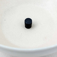 Ferm Living（ファームリビング）は、人生の対比を意識しながら、期待や夢の中で快適さと意味を追い求め、真の価値を感じられる空間を提供することを目指しています。デザインへの情熱と、環境や社会に配慮した責任ある選択を大切にし、誠実で心地よい製品や環境づくりに取り組んでいます。デンマーク・コペンハーゲンを拠点に、世界中の職人と協働し、スカンジナビアの思想と世界の技術・伝統を融合。柔らかなフォルムや豊かなテクスチャー、意外性のあるディテールを特徴とするコレクションは、洗練された美しさの中にも驚きと温かみをもたらします。素材選びから製造、配送まで持続可能性を意識し、より良い未来へ向けた選択を後押しします。家具、アクセサリー、照明を通じて、あなたらしく心地よい空間づくりをサポートします。