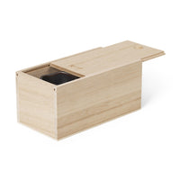 Ferm Living（ファームリビング）は、人生の対比を意識しながら、期待や夢の中で快適さと意味を追い求め、真の価値を感じられる空間を提供することを目指しています。デザインへの情熱と、環境や社会に配慮した責任ある選択を大切にし、誠実で心地よい製品や環境づくりに取り組んでいます。デンマーク・コペンハーゲンを拠点に、世界中の職人と協働し、スカンジナビアの思想と世界の技術・伝統を融合。柔らかなフォルムや豊かなテクスチャー、意外性のあるディテールを特徴とするコレクションは、洗練された美しさの中にも驚きと温かみをもたらします。素材選びから製造、配送まで持続可能性を意識し、より良い未来へ向けた選択を後押しします。家具、アクセサリー、照明を通じて、あなたらしく心地よい空間づくりをサポートします。