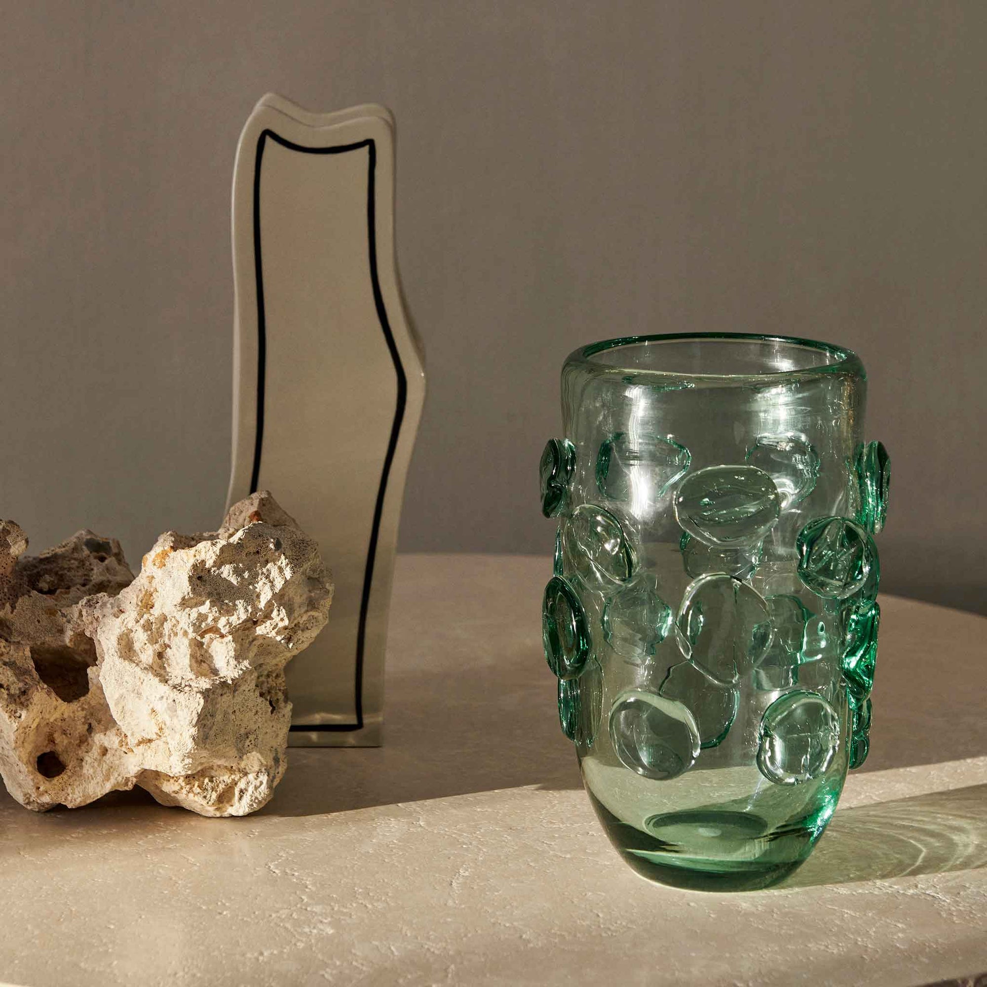 Ferm Living（ファームリビング）は、人生の対比を意識しながら、期待や夢の中で快適さと意味を追い求め、真の価値を感じられる空間を提供することを目指しています。デザインへの情熱と、環境や社会に配慮した責任ある選択を大切にし、誠実で心地よい製品や環境づくりに取り組んでいます。デンマーク・コペンハーゲンを拠点に、世界中の職人と協働し、スカンジナビアの思想と世界の技術・伝統を融合。柔らかなフォルムや豊かなテクスチャー、意外性のあるディテールを特徴とするコレクションは、洗練された美しさの中にも驚きと温かみをもたらします。素材選びから製造、配送まで持続可能性を意識し、より良い未来へ向けた選択を後押しします。家具、アクセサリー、照明を通じて、あなたらしく心地よい空間づくりをサポートします。