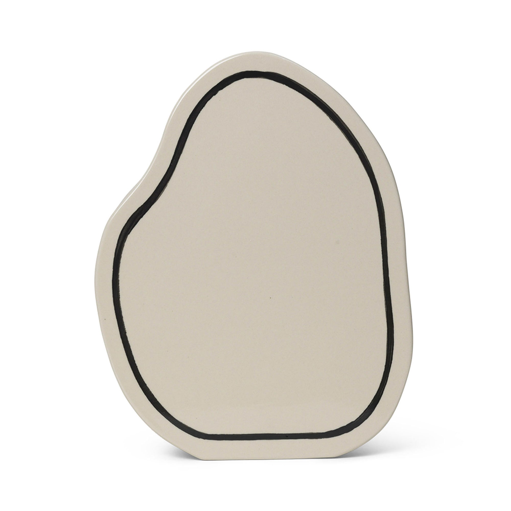 Ferm Living（ファームリビング）は、人生の対比を意識しながら、期待や夢の中で快適さと意味を追い求め、真の価値を感じられる空間を提供することを目指しています。デザインへの情熱と、環境や社会に配慮した責任ある選択を大切にし、誠実で心地よい製品や環境づくりに取り組んでいます。デンマーク・コペンハーゲンを拠点に、世界中の職人と協働し、スカンジナビアの思想と世界の技術・伝統を融合。柔らかなフォルムや豊かなテクスチャー、意外性のあるディテールを特徴とするコレクションは、洗練された美しさの中にも驚きと温かみをもたらします。素材選びから製造、配送まで持続可能性を意識し、より良い未来へ向けた選択を後押しします。家具、アクセサリー、照明を通じて、あなたらしく心地よい空間づくりをサポートします。