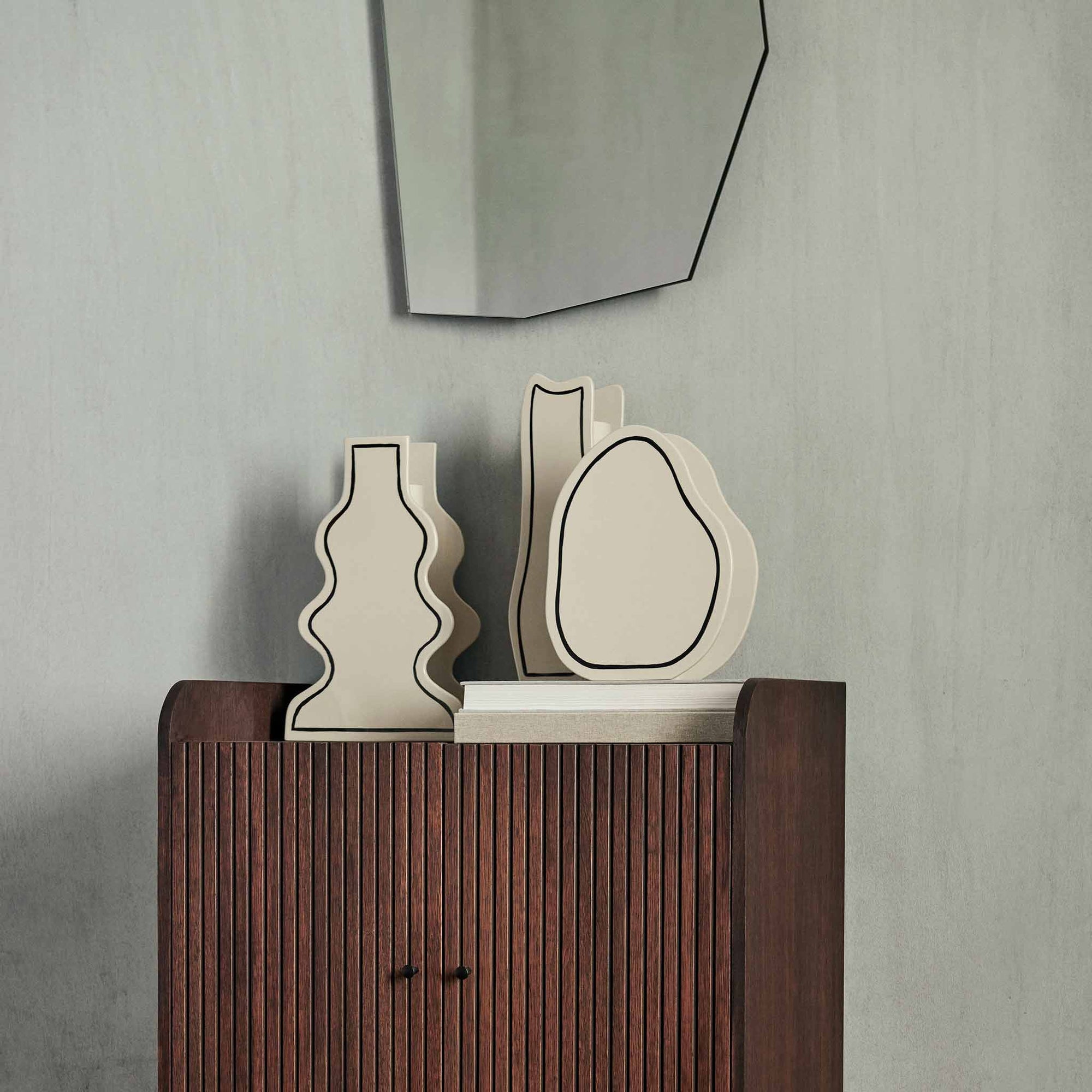 Ferm Living（ファームリビング）は、人生の対比を意識しながら、期待や夢の中で快適さと意味を追い求め、真の価値を感じられる空間を提供することを目指しています。デザインへの情熱と、環境や社会に配慮した責任ある選択を大切にし、誠実で心地よい製品や環境づくりに取り組んでいます。デンマーク・コペンハーゲンを拠点に、世界中の職人と協働し、スカンジナビアの思想と世界の技術・伝統を融合。柔らかなフォルムや豊かなテクスチャー、意外性のあるディテールを特徴とするコレクションは、洗練された美しさの中にも驚きと温かみをもたらします。素材選びから製造、配送まで持続可能性を意識し、より良い未来へ向けた選択を後押しします。家具、アクセサリー、照明を通じて、あなたらしく心地よい空間づくりをサポートします。