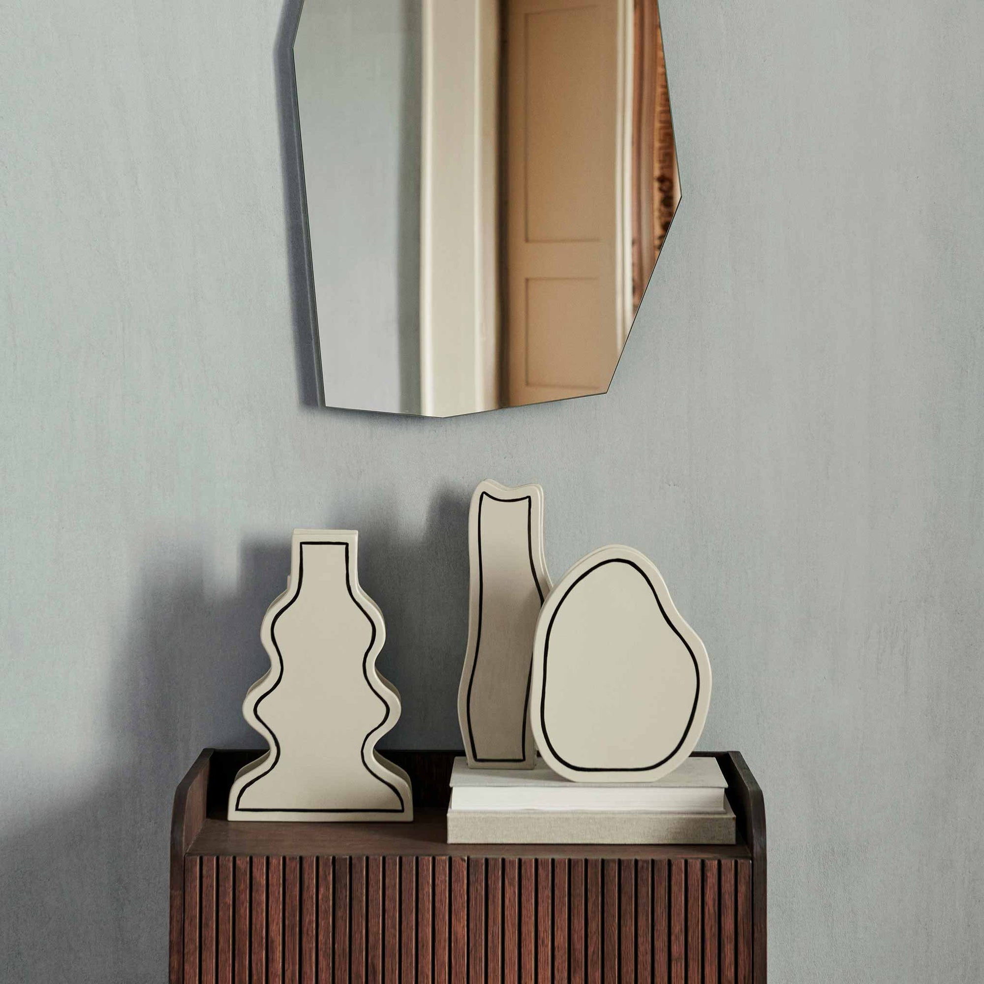 Ferm Living（ファームリビング）は、人生の対比を意識しながら、期待や夢の中で快適さと意味を追い求め、真の価値を感じられる空間を提供することを目指しています。デザインへの情熱と、環境や社会に配慮した責任ある選択を大切にし、誠実で心地よい製品や環境づくりに取り組んでいます。デンマーク・コペンハーゲンを拠点に、世界中の職人と協働し、スカンジナビアの思想と世界の技術・伝統を融合。柔らかなフォルムや豊かなテクスチャー、意外性のあるディテールを特徴とするコレクションは、洗練された美しさの中にも驚きと温かみをもたらします。素材選びから製造、配送まで持続可能性を意識し、より良い未来へ向けた選択を後押しします。家具、アクセサリー、照明を通じて、あなたらしく心地よい空間づくりをサポートします。