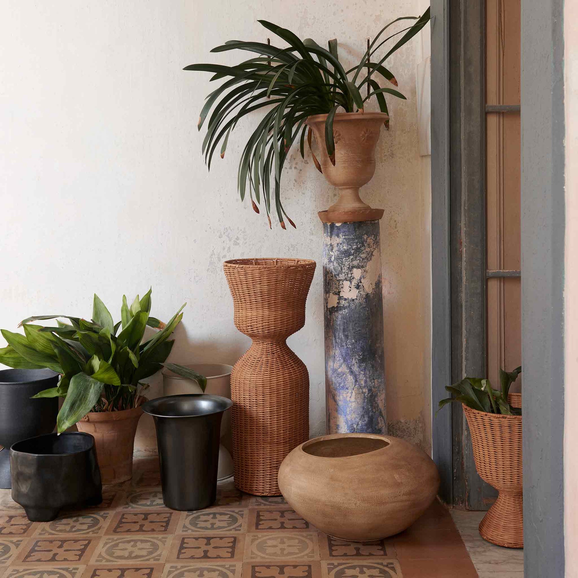 Ferm Living（ファームリビング）は、人生の対比を意識しながら、期待や夢の中で快適さと意味を追い求め、真の価値を感じられる空間を提供することを目指しています。デザインへの情熱と、環境や社会に配慮した責任ある選択を大切にし、誠実で心地よい製品や環境づくりに取り組んでいます。デンマーク・コペンハーゲンを拠点に、世界中の職人と協働し、スカンジナビアの思想と世界の技術・伝統を融合。柔らかなフォルムや豊かなテクスチャー、意外性のあるディテールを特徴とするコレクションは、洗練された美しさの中にも驚きと温かみをもたらします。素材選びから製造、配送まで持続可能性を意識し、より良い未来へ向けた選択を後押しします。家具、アクセサリー、照明を通じて、あなたらしく心地よい空間づくりをサポートします。