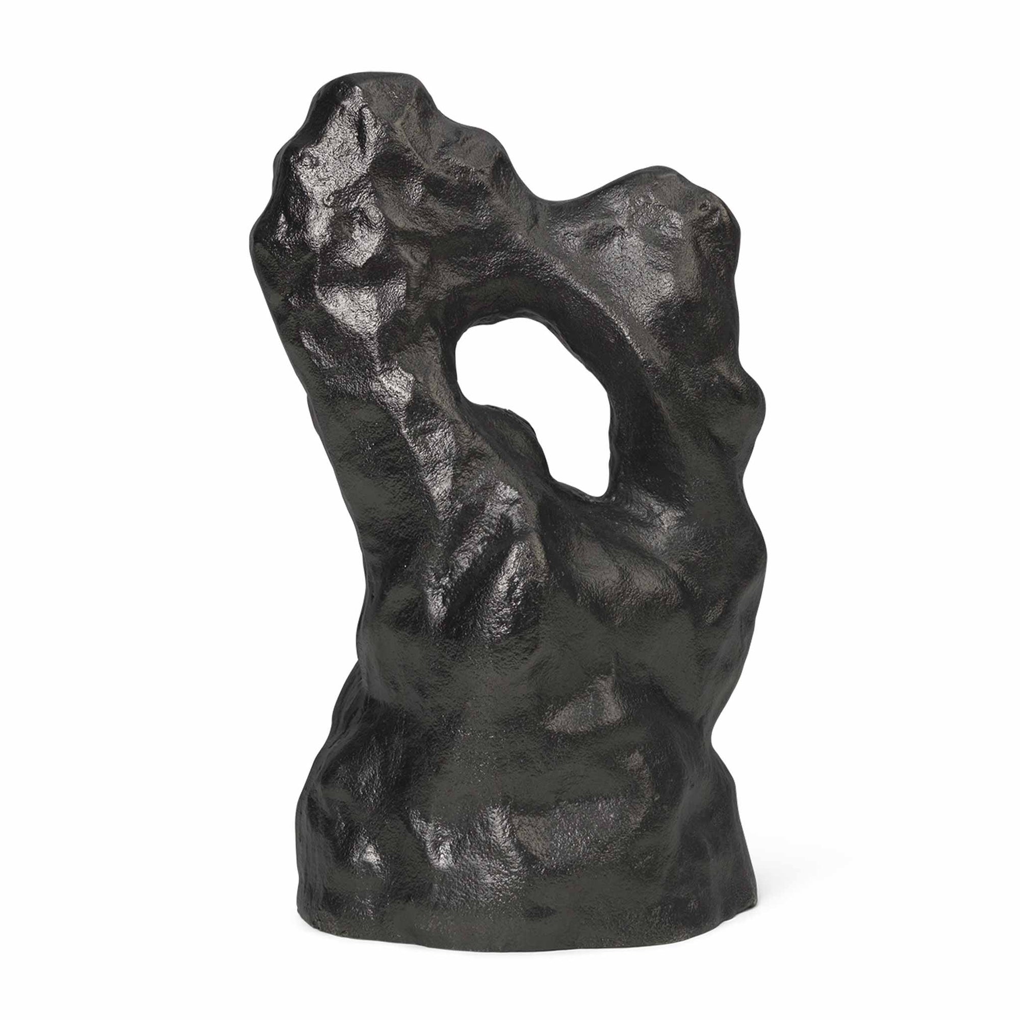 Ferm Living（ファームリビング）は、人生の対比を意識しながら、期待や夢の中で快適さと意味を追い求め、真の価値を感じられる空間を提供することを目指しています。デザインへの情熱と、環境や社会に配慮した責任ある選択を大切にし、誠実で心地よい製品や環境づくりに取り組んでいます。デンマーク・コペンハーゲンを拠点に、世界中の職人と協働し、スカンジナビアの思想と世界の技術・伝統を融合。柔らかなフォルムや豊かなテクスチャー、意外性のあるディテールを特徴とするコレクションは、洗練された美しさの中にも驚きと温かみをもたらします。素材選びから製造、配送まで持続可能性を意識し、より良い未来へ向けた選択を後押しします。家具、アクセサリー、照明を通じて、あなたらしく心地よい空間づくりをサポートします。