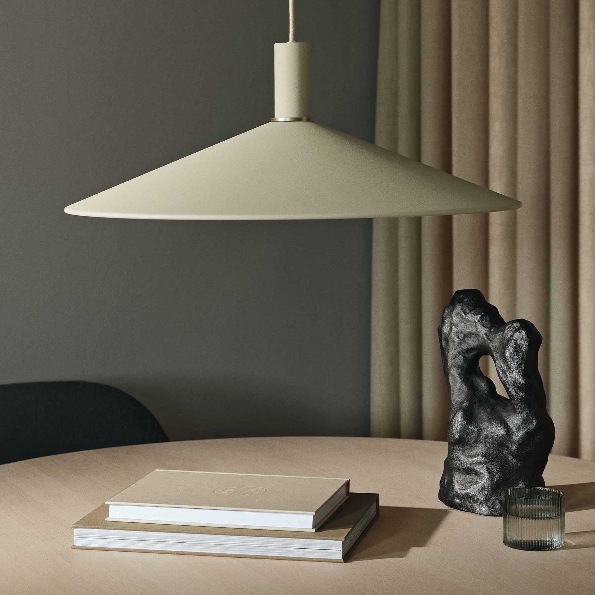 Ferm Living（ファームリビング）は、人生の対比を意識しながら、期待や夢の中で快適さと意味を追い求め、真の価値を感じられる空間を提供することを目指しています。デザインへの情熱と、環境や社会に配慮した責任ある選択を大切にし、誠実で心地よい製品や環境づくりに取り組んでいます。デンマーク・コペンハーゲンを拠点に、世界中の職人と協働し、スカンジナビアの思想と世界の技術・伝統を融合。柔らかなフォルムや豊かなテクスチャー、意外性のあるディテールを特徴とするコレクションは、洗練された美しさの中にも驚きと温かみをもたらします。素材選びから製造、配送まで持続可能性を意識し、より良い未来へ向けた選択を後押しします。家具、アクセサリー、照明を通じて、あなたらしく心地よい空間づくりをサポートします。