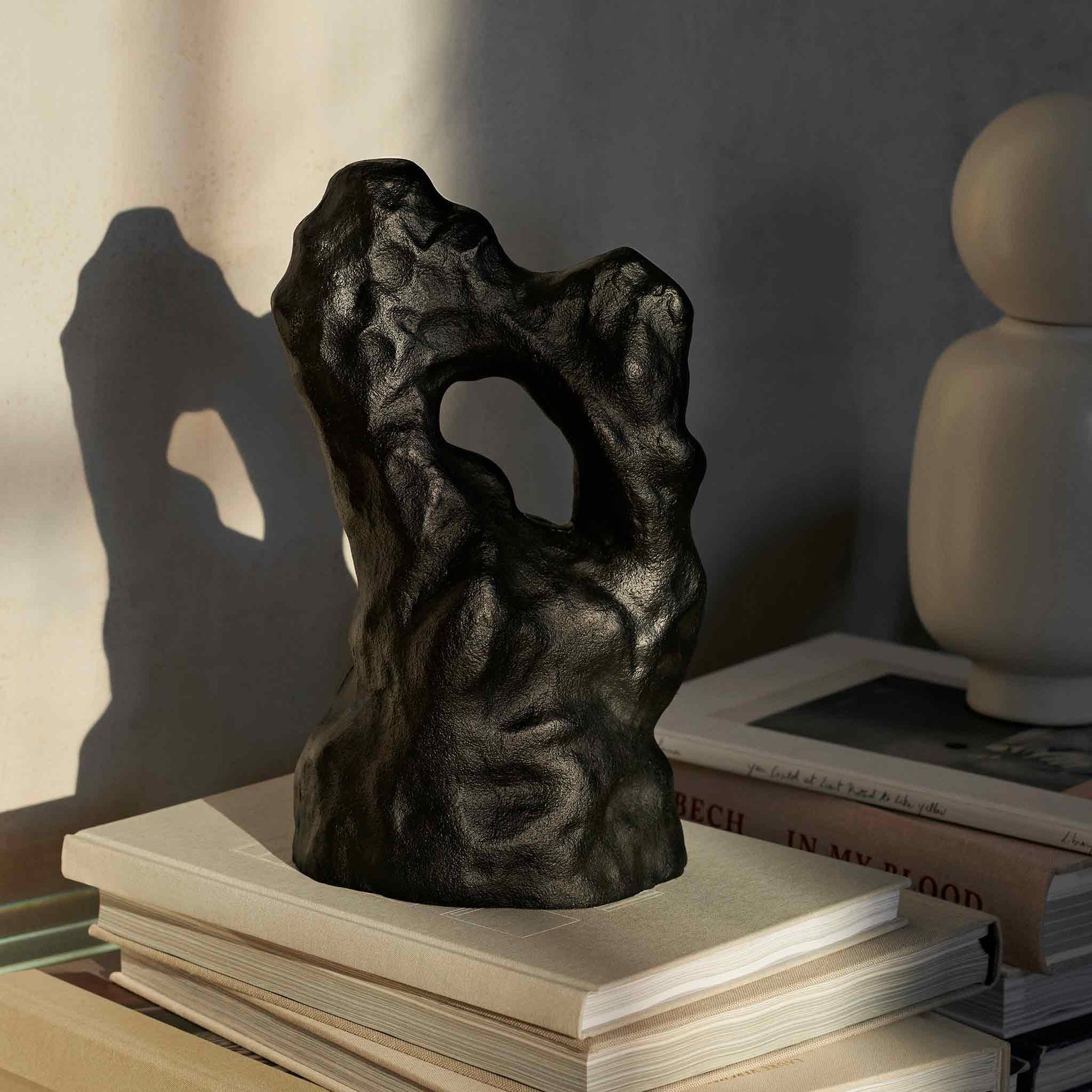 Ferm Living（ファームリビング）は、人生の対比を意識しながら、期待や夢の中で快適さと意味を追い求め、真の価値を感じられる空間を提供することを目指しています。デザインへの情熱と、環境や社会に配慮した責任ある選択を大切にし、誠実で心地よい製品や環境づくりに取り組んでいます。デンマーク・コペンハーゲンを拠点に、世界中の職人と協働し、スカンジナビアの思想と世界の技術・伝統を融合。柔らかなフォルムや豊かなテクスチャー、意外性のあるディテールを特徴とするコレクションは、洗練された美しさの中にも驚きと温かみをもたらします。素材選びから製造、配送まで持続可能性を意識し、より良い未来へ向けた選択を後押しします。家具、アクセサリー、照明を通じて、あなたらしく心地よい空間づくりをサポートします。