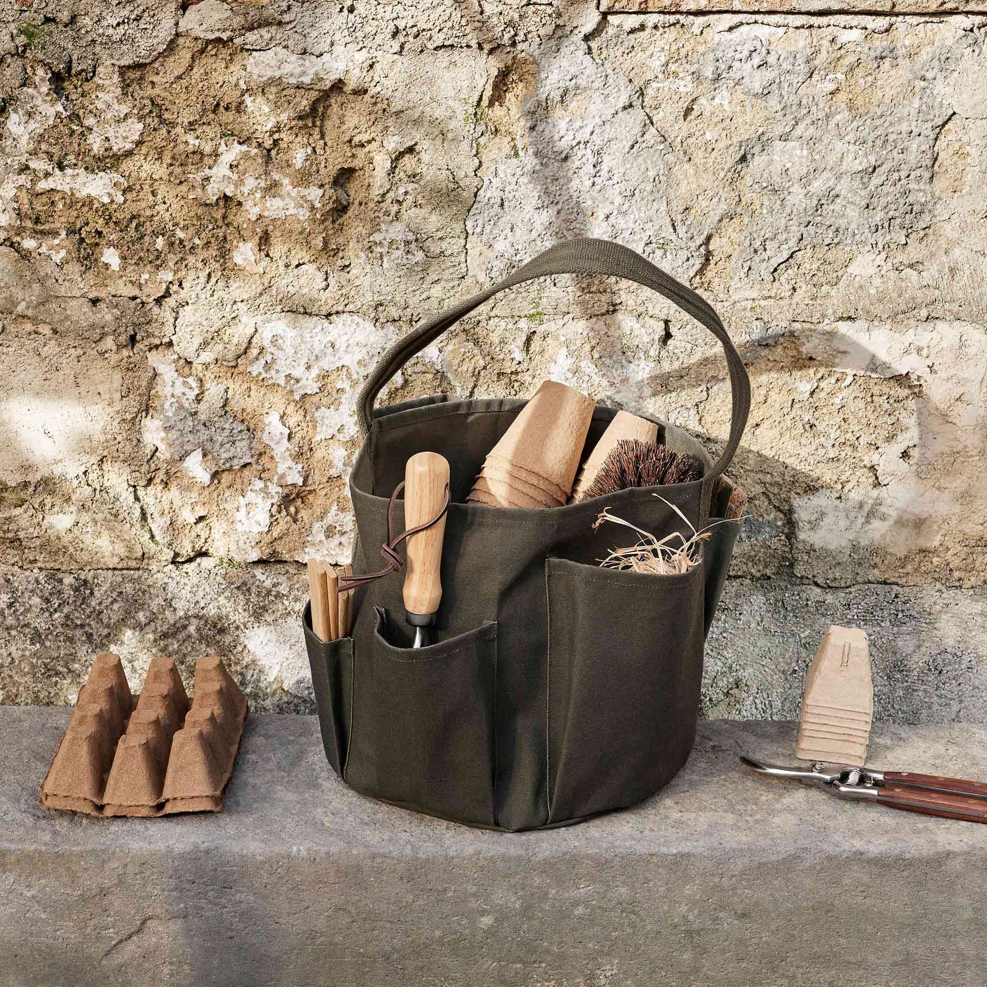 Ferm Living（ファームリビング）は、人生の対比を意識しながら、期待や夢の中で快適さと意味を追い求め、真の価値を感じられる空間を提供することを目指しています。デザインへの情熱と、環境や社会に配慮した責任ある選択を大切にし、誠実で心地よい製品や環境づくりに取り組んでいます。デンマーク・コペンハーゲンを拠点に、世界中の職人と協働し、スカンジナビアの思想と世界の技術・伝統を融合。柔らかなフォルムや豊かなテクスチャー、意外性のあるディテールを特徴とするコレクションは、洗練された美しさの中にも驚きと温かみをもたらします。素材選びから製造、配送まで持続可能性を意識し、より良い未来へ向けた選択を後押しします。家具、アクセサリー、照明を通じて、あなたらしく心地よい空間づくりをサポートします。