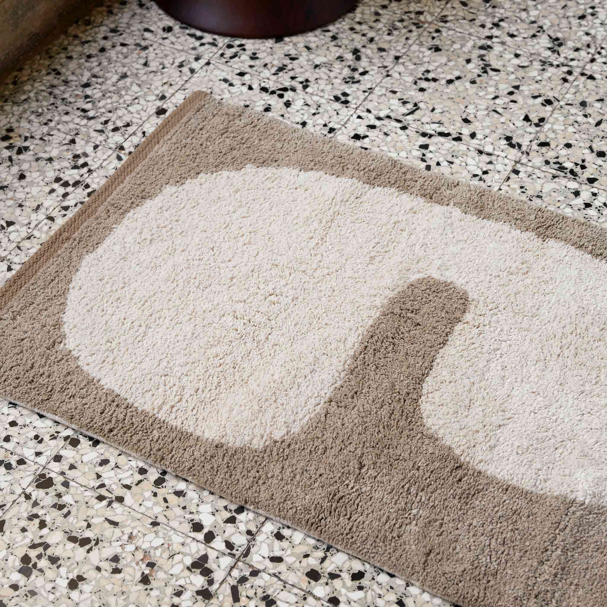 Ferm Living（ファームリビング）は、人生の対比を意識しながら、期待や夢の中で快適さと意味を追い求め、真の価値を感じられる空間を提供することを目指しています。デザインへの情熱と、環境や社会に配慮した責任ある選択を大切にし、誠実で心地よい製品や環境づくりに取り組んでいます。デンマーク・コペンハーゲンを拠点に、世界中の職人と協働し、スカンジナビアの思想と世界の技術・伝統を融合。柔らかなフォルムや豊かなテクスチャー、意外性のあるディテールを特徴とするコレクションは、洗練された美しさの中にも驚きと温かみをもたらします。素材選びから製造、配送まで持続可能性を意識し、より良い未来へ向けた選択を後押しします。家具、アクセサリー、照明を通じて、あなたらしく心地よい空間づくりをサポートします。