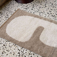 Ferm Living（ファームリビング）は、人生の対比を意識しながら、期待や夢の中で快適さと意味を追い求め、真の価値を感じられる空間を提供することを目指しています。デザインへの情熱と、環境や社会に配慮した責任ある選択を大切にし、誠実で心地よい製品や環境づくりに取り組んでいます。デンマーク・コペンハーゲンを拠点に、世界中の職人と協働し、スカンジナビアの思想と世界の技術・伝統を融合。柔らかなフォルムや豊かなテクスチャー、意外性のあるディテールを特徴とするコレクションは、洗練された美しさの中にも驚きと温かみをもたらします。素材選びから製造、配送まで持続可能性を意識し、より良い未来へ向けた選択を後押しします。家具、アクセサリー、照明を通じて、あなたらしく心地よい空間づくりをサポートします。