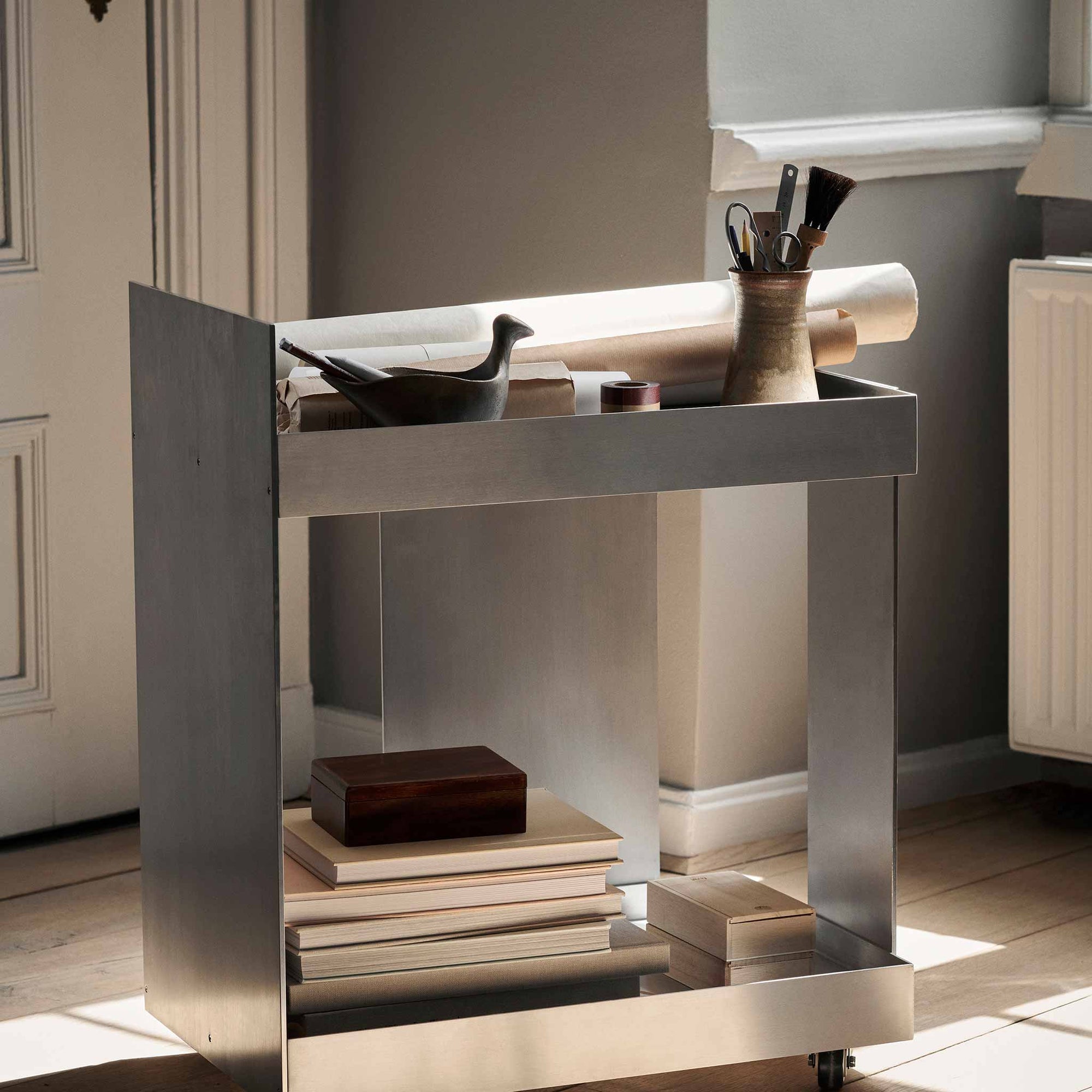 Ferm Living（ファームリビング）は、人生の対比を意識しながら、期待や夢の中で快適さと意味を追い求め、真の価値を感じられる空間を提供することを目指しています。デザインへの情熱と、環境や社会に配慮した責任ある選択を大切にし、誠実で心地よい製品や環境づくりに取り組んでいます。デンマーク・コペンハーゲンを拠点に、世界中の職人と協働し、スカンジナビアの思想と世界の技術・伝統を融合。柔らかなフォルムや豊かなテクスチャー、意外性のあるディテールを特徴とするコレクションは、洗練された美しさの中にも驚きと温かみをもたらします。素材選びから製造、配送まで持続可能性を意識し、より良い未来へ向けた選択を後押しします。家具、アクセサリー、照明を通じて、あなたらしく心地よい空間づくりをサポートします。