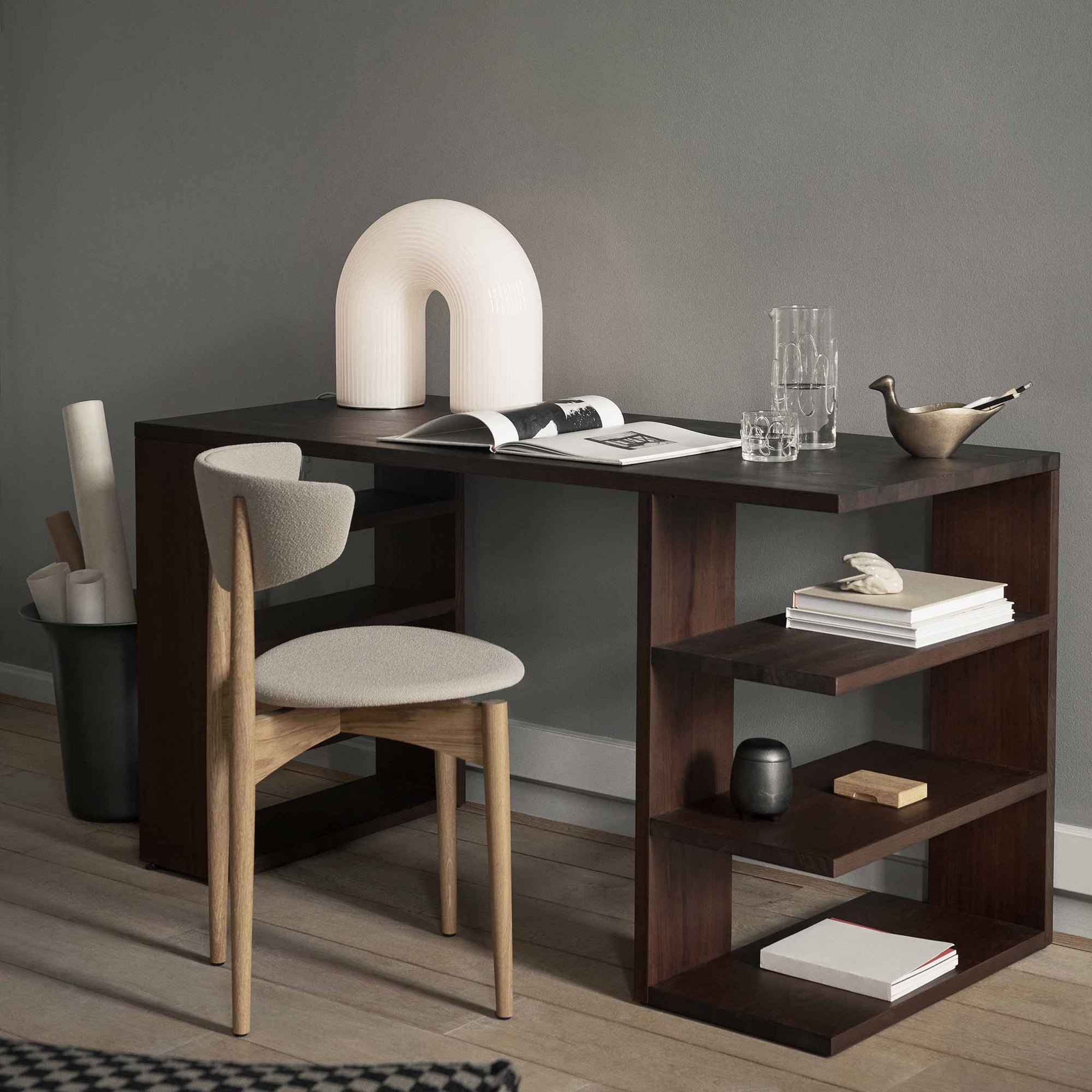 Ferm Living（ファームリビング）は、人生の対比を意識しながら、期待や夢の中で快適さと意味を追い求め、真の価値を感じられる空間を提供することを目指しています。デザインへの情熱と、環境や社会に配慮した責任ある選択を大切にし、誠実で心地よい製品や環境づくりに取り組んでいます。デンマーク・コペンハーゲンを拠点に、世界中の職人と協働し、スカンジナビアの思想と世界の技術・伝統を融合。柔らかなフォルムや豊かなテクスチャー、意外性のあるディテールを特徴とするコレクションは、洗練された美しさの中にも驚きと温かみをもたらします。素材選びから製造、配送まで持続可能性を意識し、より良い未来へ向けた選択を後押しします。家具、アクセサリー、照明を通じて、あなたらしく心地よい空間づくりをサポートします。