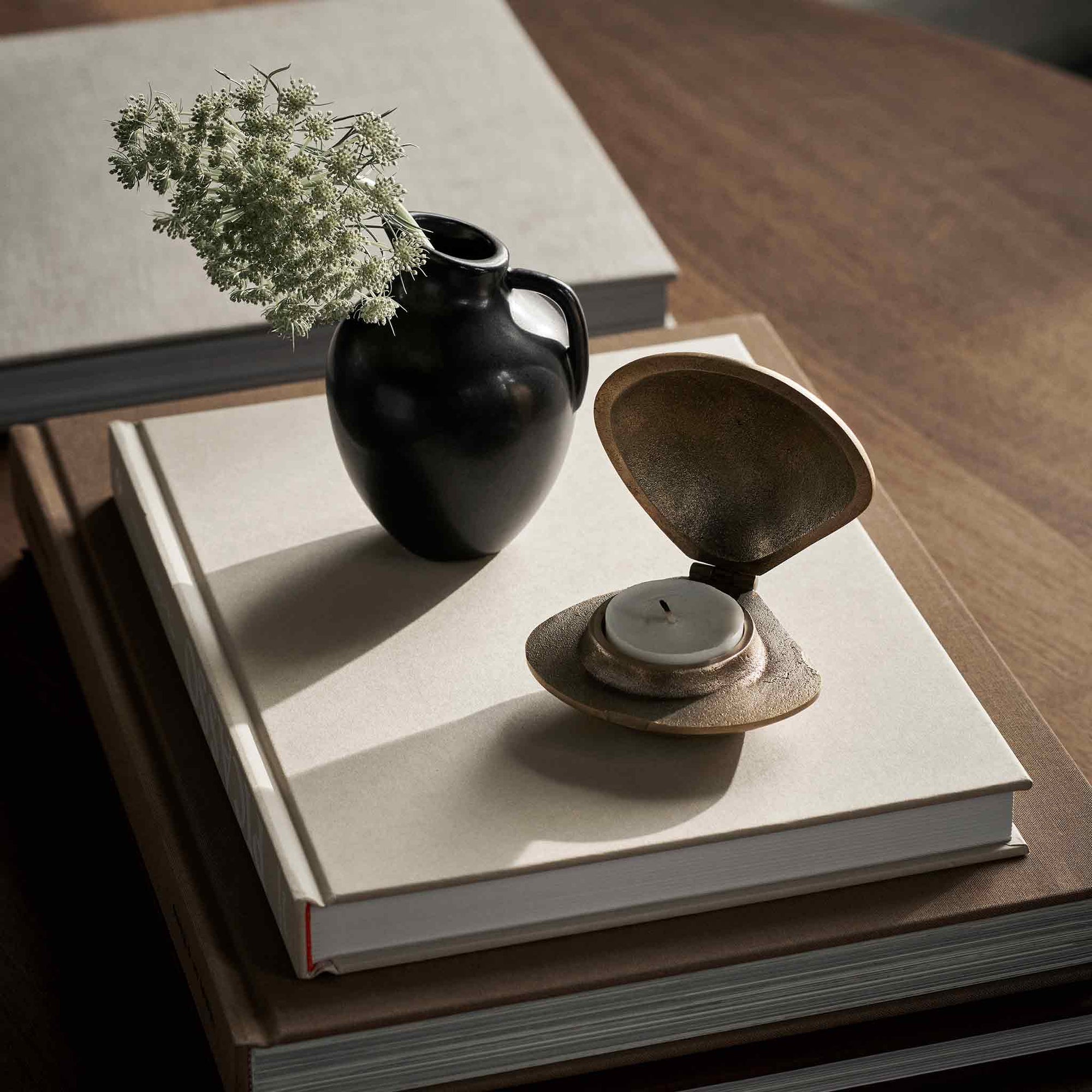 Ferm Living（ファームリビング）は、人生の対比を意識しながら、期待や夢の中で快適さと意味を追い求め、真の価値を感じられる空間を提供することを目指しています。デザインへの情熱と、環境や社会に配慮した責任ある選択を大切にし、誠実で心地よい製品や環境づくりに取り組んでいます。デンマーク・コペンハーゲンを拠点に、世界中の職人と協働し、スカンジナビアの思想と世界の技術・伝統を融合。柔らかなフォルムや豊かなテクスチャー、意外性のあるディテールを特徴とするコレクションは、洗練された美しさの中にも驚きと温かみをもたらします。素材選びから製造、配送まで持続可能性を意識し、より良い未来へ向けた選択を後押しします。家具、アクセサリー、照明を通じて、あなたらしく心地よい空間づくりをサポートします。