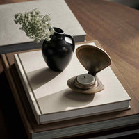 Ferm Living（ファームリビング）は、人生の対比を意識しながら、期待や夢の中で快適さと意味を追い求め、真の価値を感じられる空間を提供することを目指しています。デザインへの情熱と、環境や社会に配慮した責任ある選択を大切にし、誠実で心地よい製品や環境づくりに取り組んでいます。デンマーク・コペンハーゲンを拠点に、世界中の職人と協働し、スカンジナビアの思想と世界の技術・伝統を融合。柔らかなフォルムや豊かなテクスチャー、意外性のあるディテールを特徴とするコレクションは、洗練された美しさの中にも驚きと温かみをもたらします。素材選びから製造、配送まで持続可能性を意識し、より良い未来へ向けた選択を後押しします。家具、アクセサリー、照明を通じて、あなたらしく心地よい空間づくりをサポートします。
