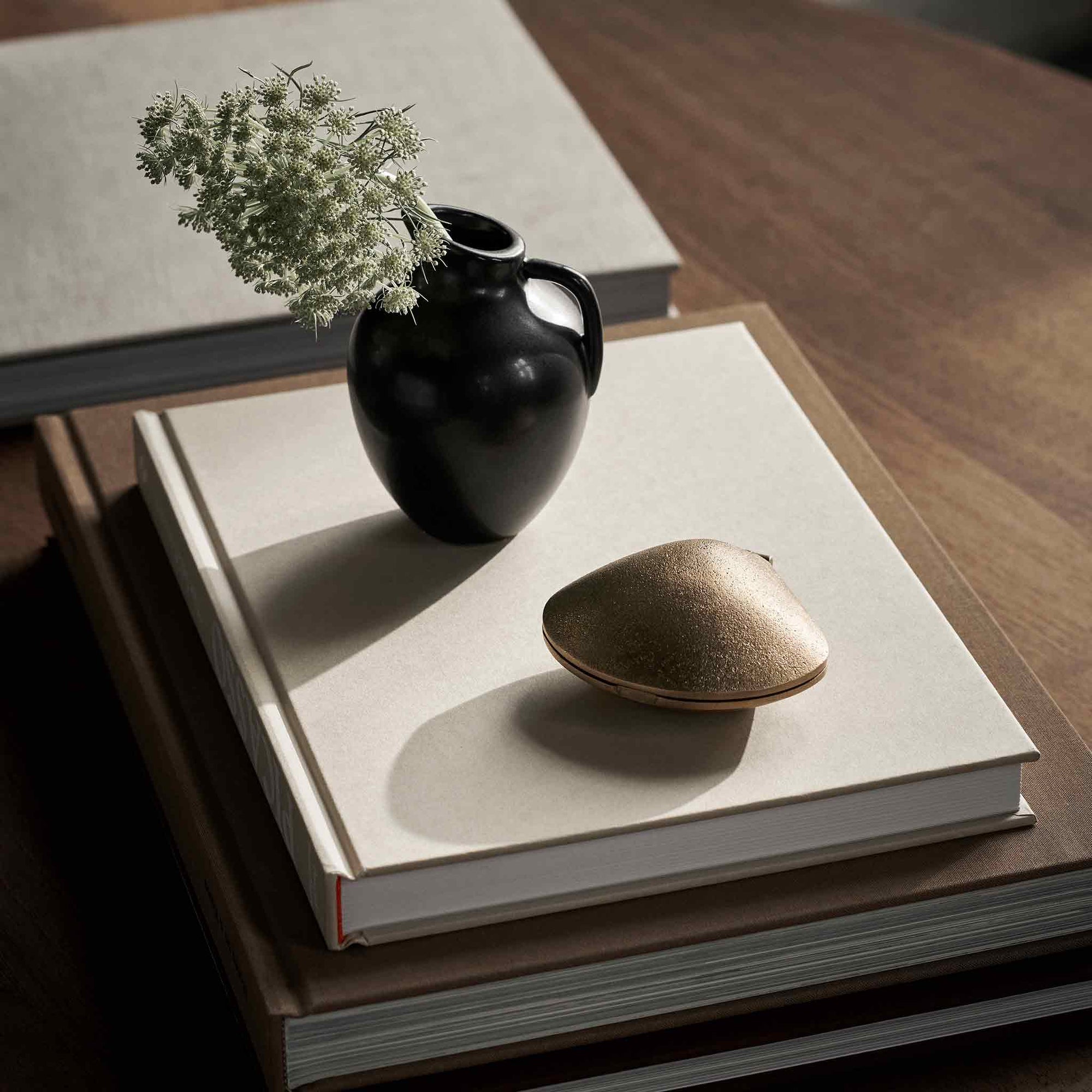 Ferm Living（ファームリビング）は、人生の対比を意識しながら、期待や夢の中で快適さと意味を追い求め、真の価値を感じられる空間を提供することを目指しています。デザインへの情熱と、環境や社会に配慮した責任ある選択を大切にし、誠実で心地よい製品や環境づくりに取り組んでいます。デンマーク・コペンハーゲンを拠点に、世界中の職人と協働し、スカンジナビアの思想と世界の技術・伝統を融合。柔らかなフォルムや豊かなテクスチャー、意外性のあるディテールを特徴とするコレクションは、洗練された美しさの中にも驚きと温かみをもたらします。素材選びから製造、配送まで持続可能性を意識し、より良い未来へ向けた選択を後押しします。家具、アクセサリー、照明を通じて、あなたらしく心地よい空間づくりをサポートします。