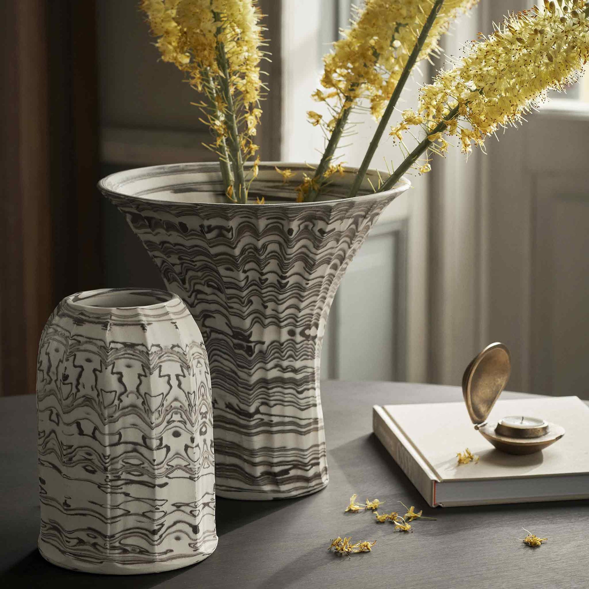 Ferm Living（ファームリビング）は、人生の対比を意識しながら、期待や夢の中で快適さと意味を追い求め、真の価値を感じられる空間を提供することを目指しています。デザインへの情熱と、環境や社会に配慮した責任ある選択を大切にし、誠実で心地よい製品や環境づくりに取り組んでいます。デンマーク・コペンハーゲンを拠点に、世界中の職人と協働し、スカンジナビアの思想と世界の技術・伝統を融合。柔らかなフォルムや豊かなテクスチャー、意外性のあるディテールを特徴とするコレクションは、洗練された美しさの中にも驚きと温かみをもたらします。素材選びから製造、配送まで持続可能性を意識し、より良い未来へ向けた選択を後押しします。家具、アクセサリー、照明を通じて、あなたらしく心地よい空間づくりをサポートします。