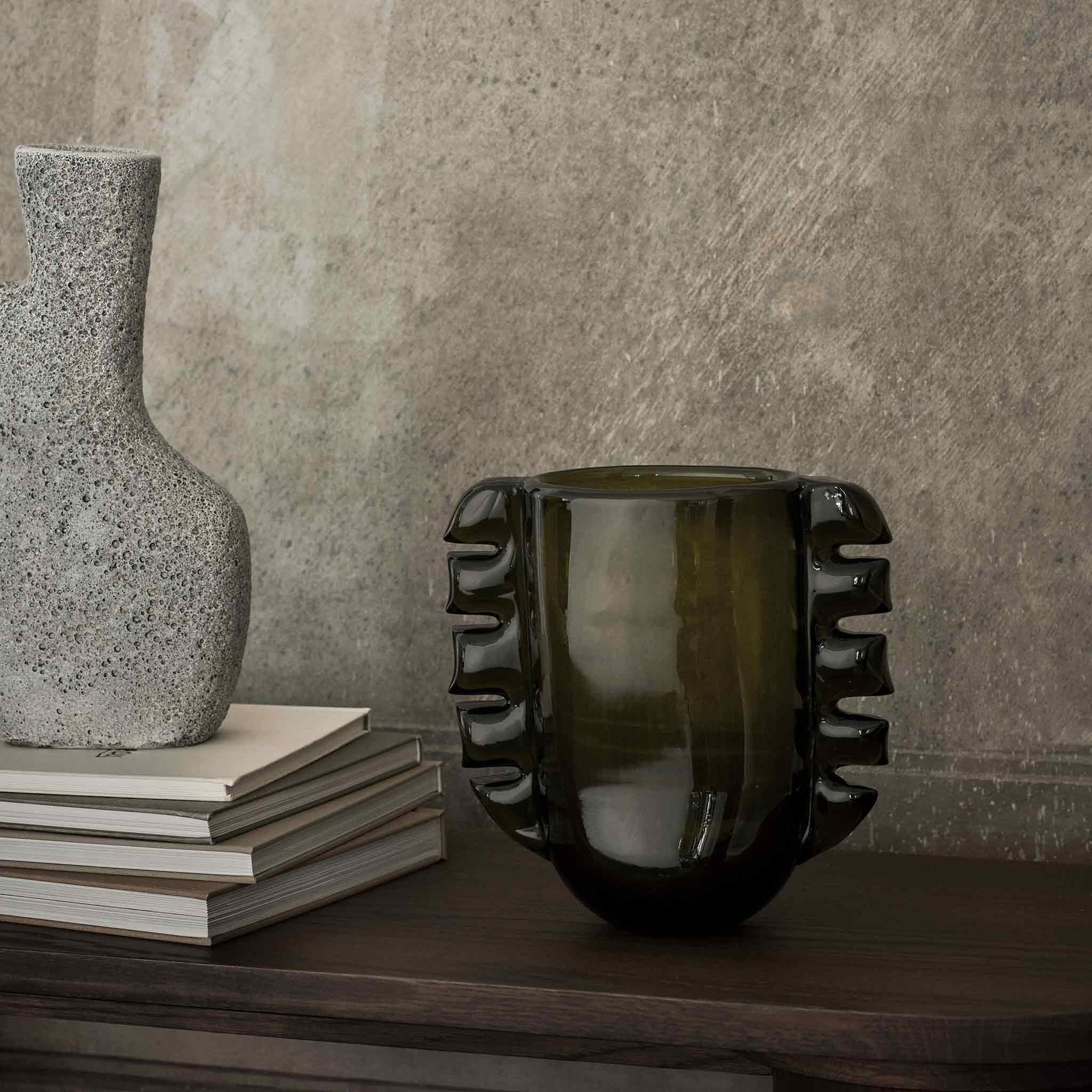 Ferm Living（ファームリビング）は、人生の対比を意識しながら、期待や夢の中で快適さと意味を追い求め、真の価値を感じられる空間を提供することを目指しています。デザインへの情熱と、環境や社会に配慮した責任ある選択を大切にし、誠実で心地よい製品や環境づくりに取り組んでいます。デンマーク・コペンハーゲンを拠点に、世界中の職人と協働し、スカンジナビアの思想と世界の技術・伝統を融合。柔らかなフォルムや豊かなテクスチャー、意外性のあるディテールを特徴とするコレクションは、洗練された美しさの中にも驚きと温かみをもたらします。素材選びから製造、配送まで持続可能性を意識し、より良い未来へ向けた選択を後押しします。家具、アクセサリー、照明を通じて、あなたらしく心地よい空間づくりをサポートします。