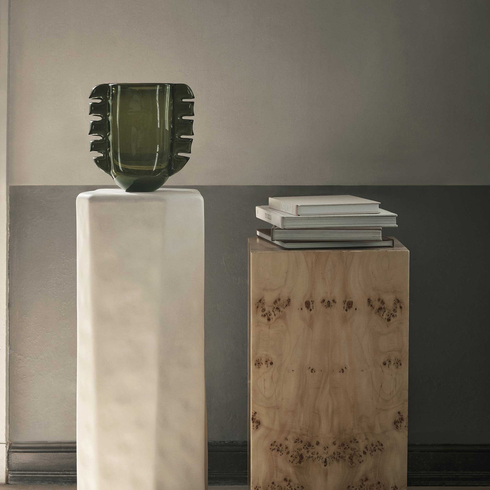 Ferm Living（ファームリビング）は、人生の対比を意識しながら、期待や夢の中で快適さと意味を追い求め、真の価値を感じられる空間を提供することを目指しています。デザインへの情熱と、環境や社会に配慮した責任ある選択を大切にし、誠実で心地よい製品や環境づくりに取り組んでいます。デンマーク・コペンハーゲンを拠点に、世界中の職人と協働し、スカンジナビアの思想と世界の技術・伝統を融合。柔らかなフォルムや豊かなテクスチャー、意外性のあるディテールを特徴とするコレクションは、洗練された美しさの中にも驚きと温かみをもたらします。素材選びから製造、配送まで持続可能性を意識し、より良い未来へ向けた選択を後押しします。家具、アクセサリー、照明を通じて、あなたらしく心地よい空間づくりをサポートします。