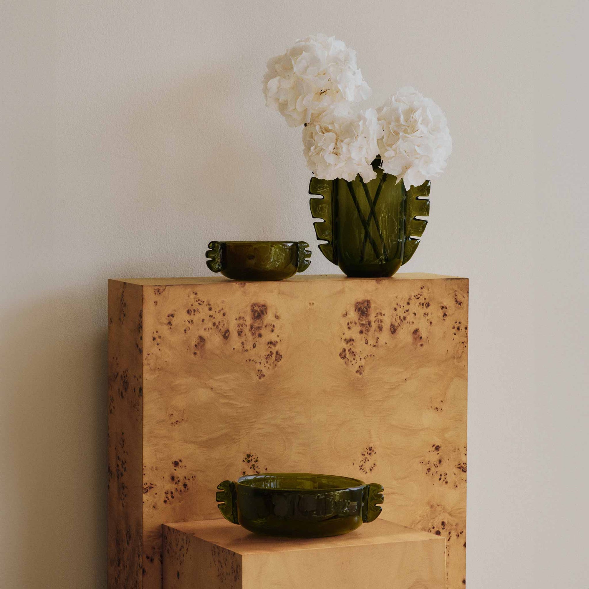 Ferm Living（ファームリビング）は、人生の対比を意識しながら、期待や夢の中で快適さと意味を追い求め、真の価値を感じられる空間を提供することを目指しています。デザインへの情熱と、環境や社会に配慮した責任ある選択を大切にし、誠実で心地よい製品や環境づくりに取り組んでいます。デンマーク・コペンハーゲンを拠点に、世界中の職人と協働し、スカンジナビアの思想と世界の技術・伝統を融合。柔らかなフォルムや豊かなテクスチャー、意外性のあるディテールを特徴とするコレクションは、洗練された美しさの中にも驚きと温かみをもたらします。素材選びから製造、配送まで持続可能性を意識し、より良い未来へ向けた選択を後押しします。家具、アクセサリー、照明を通じて、あなたらしく心地よい空間づくりをサポートします。