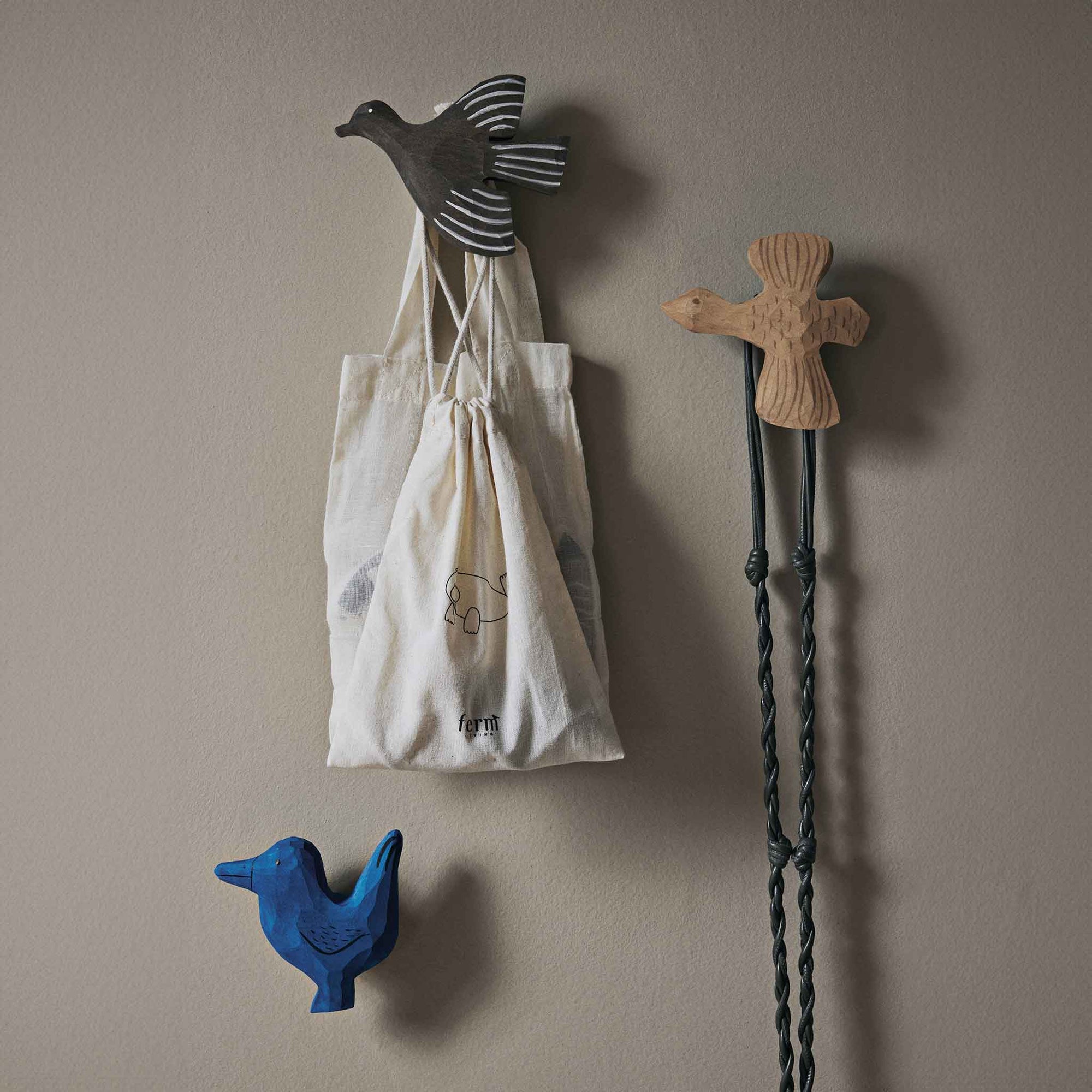 Ferm Living（ファームリビング）は、人生の対比を意識しながら、期待や夢の中で快適さと意味を追い求め、真の価値を感じられる空間を提供することを目指しています。デザインへの情熱と、環境や社会に配慮した責任ある選択を大切にし、誠実で心地よい製品や環境づくりに取り組んでいます。デンマーク・コペンハーゲンを拠点に、世界中の職人と協働し、スカンジナビアの思想と世界の技術・伝統を融合。柔らかなフォルムや豊かなテクスチャー、意外性のあるディテールを特徴とするコレクションは、洗練された美しさの中にも驚きと温かみをもたらします。素材選びから製造、配送まで持続可能性を意識し、より良い未来へ向けた選択を後押しします。家具、アクセサリー、照明を通じて、あなたらしく心地よい空間づくりをサポートします。