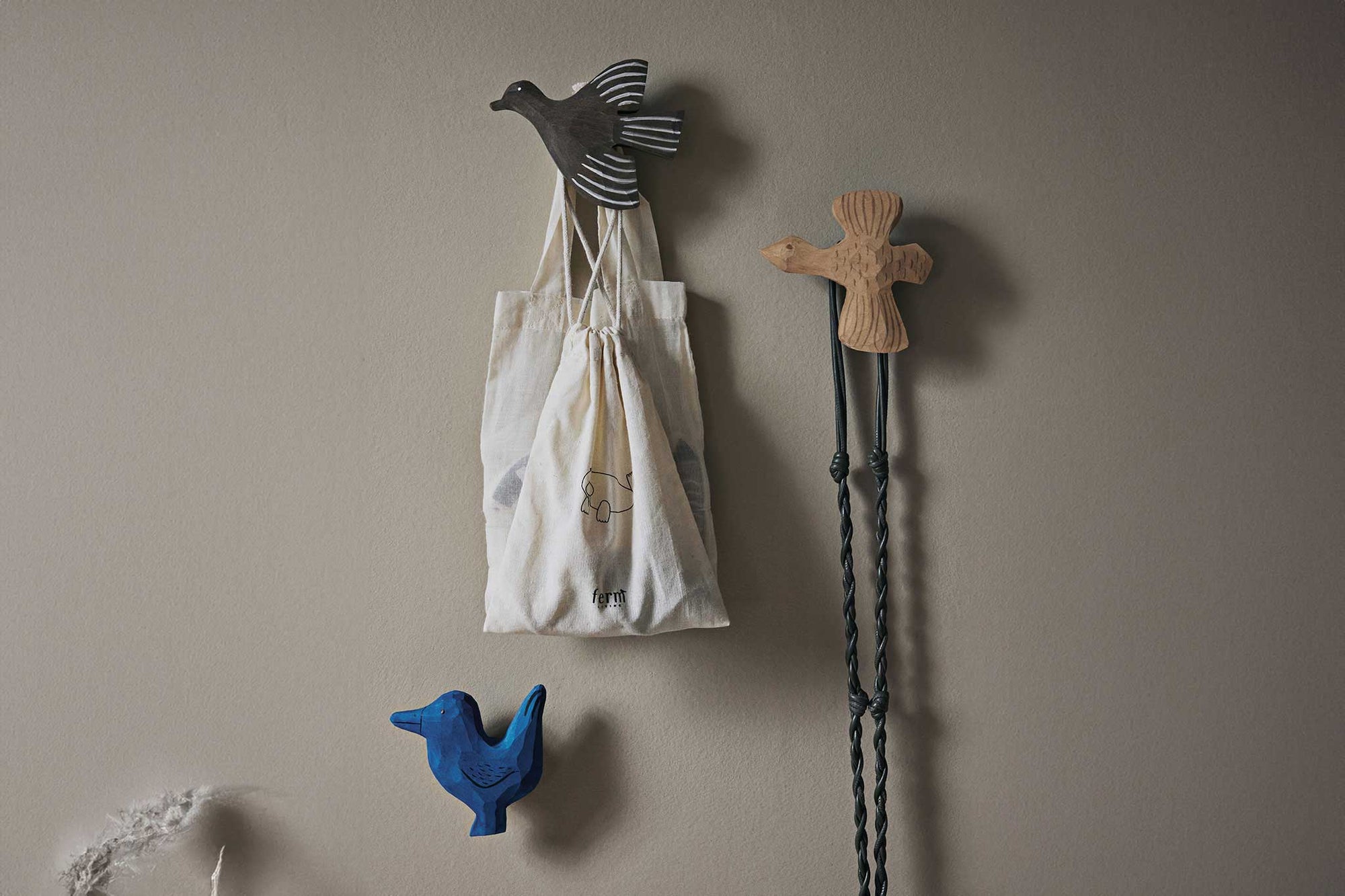 ファームリビングは、人生の対比を意識しながら、期待と夢の中で意味や快適さを追い求め、真の価値を感じる場所と自分らしさを実現できる空間を提供することを目指しています。デザインへの情熱と責任ある選択へのコミットメントから生まれた、誠実で心地よい製品や環境づくりを大切にしています。デンマーク・コペンハーゲンを拠点に、世界中の職人と協力し、スカンジナビアの考え方と世界の技術や伝統を融合させた製品を提供しています。柔らかなフォルム、豊かなテクスチャー、そして驚きのあるディテールで構成され、洗練された雰囲気の中にも意外性を感じさせるアイテムを揃えています。素材や製造過程から配送に至るまで、持続可能な未来を形作るために挑戦を続け、より責任ある選択をしやすくしています。ファームリビングは家具、アクセサリー、照明を通じ、あなた自身が心地よく感じる空間を作り出すお手伝いをします。