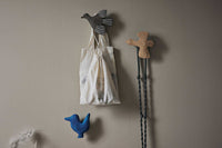 ファームリビングは、人生の対比を意識しながら、期待と夢の中で意味や快適さを追い求め、真の価値を感じる場所と自分らしさを実現できる空間を提供することを目指しています。デザインへの情熱と責任ある選択へのコミットメントから生まれた、誠実で心地よい製品や環境づくりを大切にしています。デンマーク・コペンハーゲンを拠点に、世界中の職人と協力し、スカンジナビアの考え方と世界の技術や伝統を融合させた製品を提供しています。柔らかなフォルム、豊かなテクスチャー、そして驚きのあるディテールで構成され、洗練された雰囲気の中にも意外性を感じさせるアイテムを揃えています。素材や製造過程から配送に至るまで、持続可能な未来を形作るために挑戦を続け、より責任ある選択をしやすくしています。ファームリビングは家具、アクセサリー、照明を通じ、あなた自身が心地よく感じる空間を作り出すお手伝いをします。