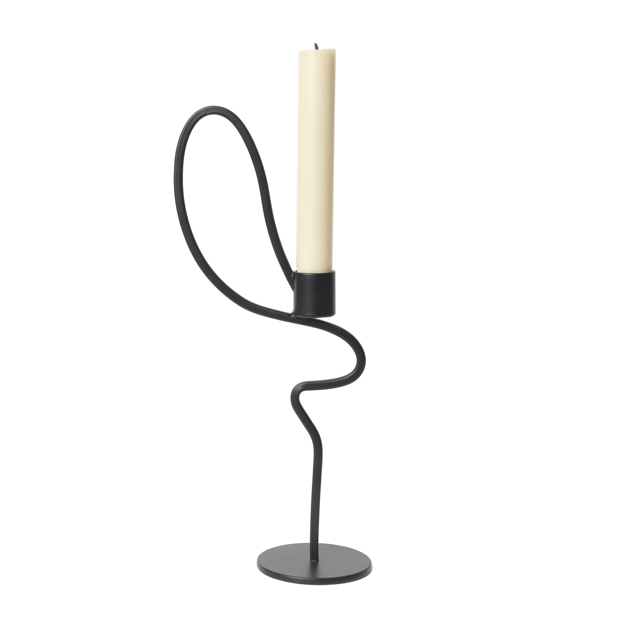 Ferm Living（ファームリビング）は、人生の対比を意識しながら、期待や夢の中で快適さと意味を追い求め、真の価値を感じられる空間を提供することを目指しています。デザインへの情熱と、環境や社会に配慮した責任ある選択を大切にし、誠実で心地よい製品や環境づくりに取り組んでいます。デンマーク・コペンハーゲンを拠点に、世界中の職人と協働し、スカンジナビアの思想と世界の技術・伝統を融合。柔らかなフォルムや豊かなテクスチャー、意外性のあるディテールを特徴とするコレクションは、洗練された美しさの中にも驚きと温かみをもたらします。素材選びから製造、配送まで持続可能性を意識し、より良い未来へ向けた選択を後押しします。家具、アクセサリー、照明を通じて、あなたらしく心地よい空間づくりをサポートします。
