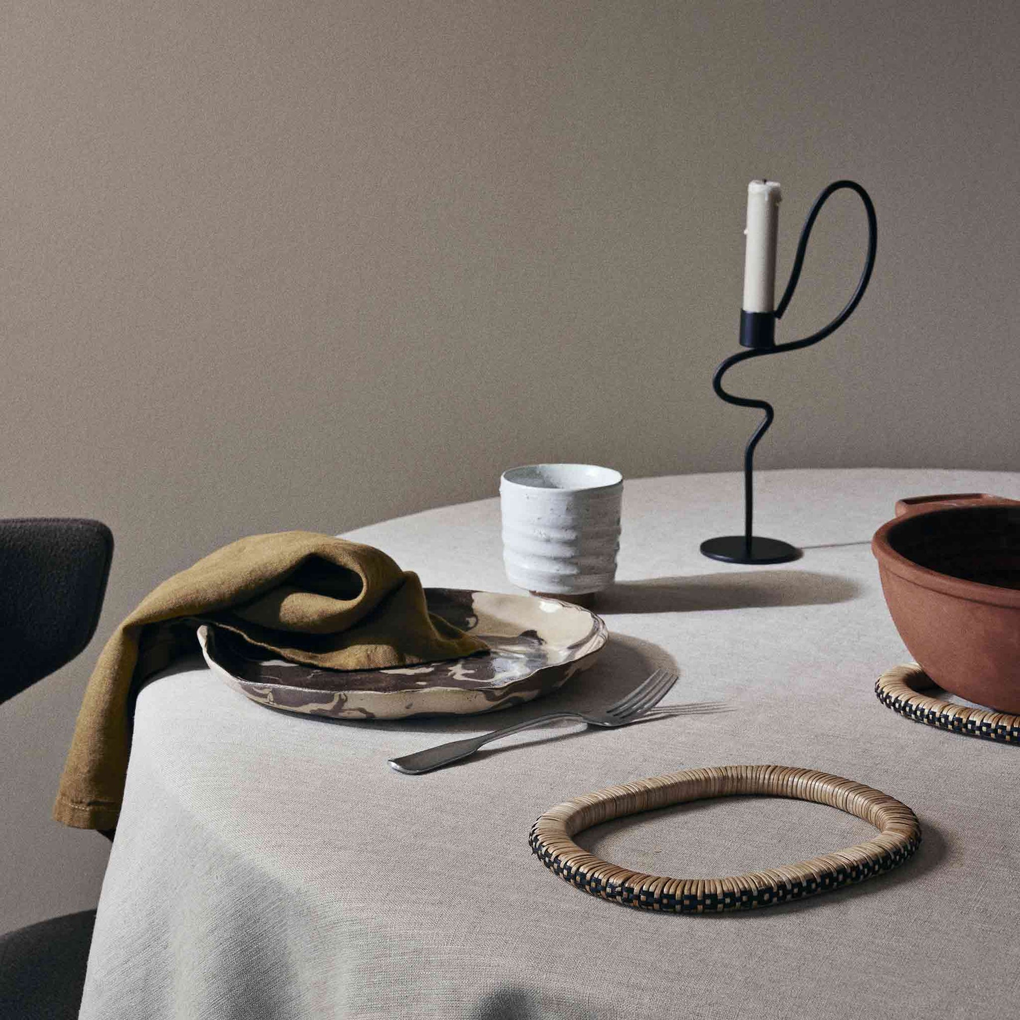 Ferm Living（ファームリビング）は、人生の対比を意識しながら、期待や夢の中で快適さと意味を追い求め、真の価値を感じられる空間を提供することを目指しています。デザインへの情熱と、環境や社会に配慮した責任ある選択を大切にし、誠実で心地よい製品や環境づくりに取り組んでいます。デンマーク・コペンハーゲンを拠点に、世界中の職人と協働し、スカンジナビアの思想と世界の技術・伝統を融合。柔らかなフォルムや豊かなテクスチャー、意外性のあるディテールを特徴とするコレクションは、洗練された美しさの中にも驚きと温かみをもたらします。素材選びから製造、配送まで持続可能性を意識し、より良い未来へ向けた選択を後押しします。家具、アクセサリー、照明を通じて、あなたらしく心地よい空間づくりをサポートします。