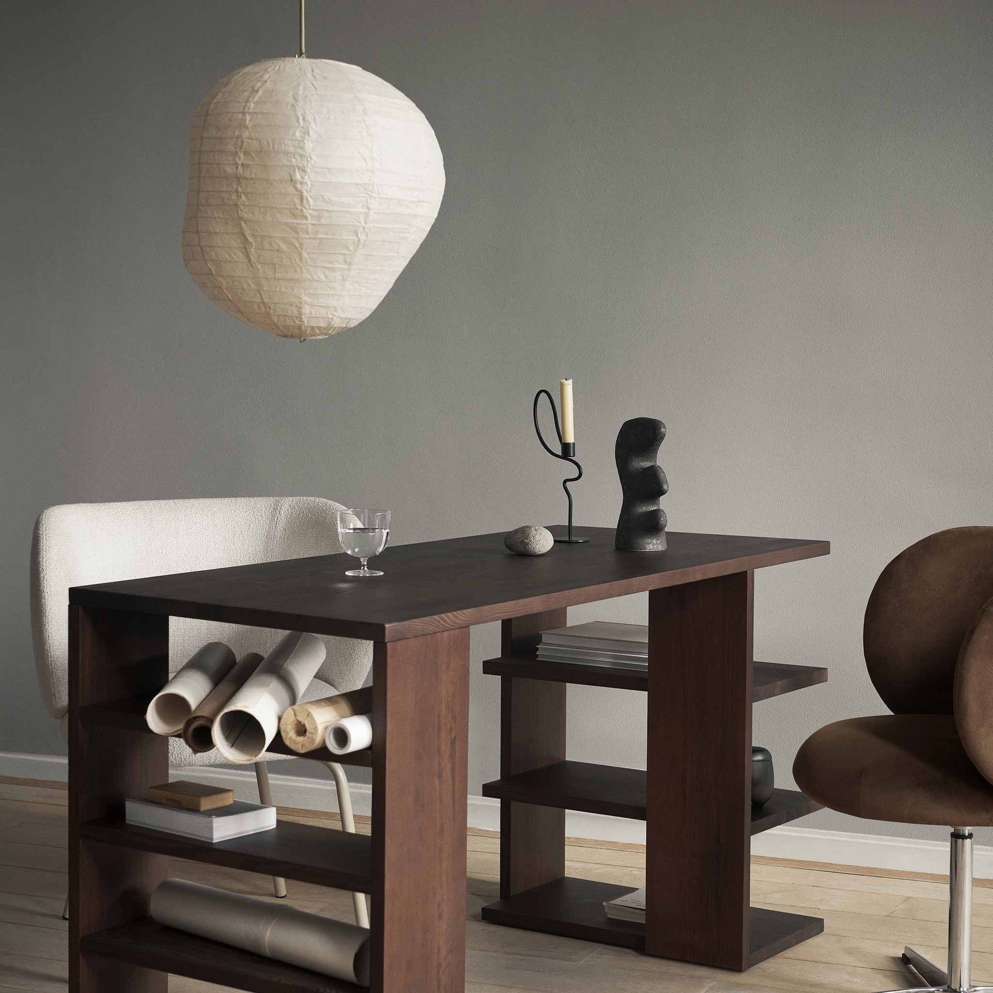 Ferm Living（ファームリビング）は、人生の対比を意識しながら、期待や夢の中で快適さと意味を追い求め、真の価値を感じられる空間を提供することを目指しています。デザインへの情熱と、環境や社会に配慮した責任ある選択を大切にし、誠実で心地よい製品や環境づくりに取り組んでいます。デンマーク・コペンハーゲンを拠点に、世界中の職人と協働し、スカンジナビアの思想と世界の技術・伝統を融合。柔らかなフォルムや豊かなテクスチャー、意外性のあるディテールを特徴とするコレクションは、洗練された美しさの中にも驚きと温かみをもたらします。素材選びから製造、配送まで持続可能性を意識し、より良い未来へ向けた選択を後押しします。家具、アクセサリー、照明を通じて、あなたらしく心地よい空間づくりをサポートします。