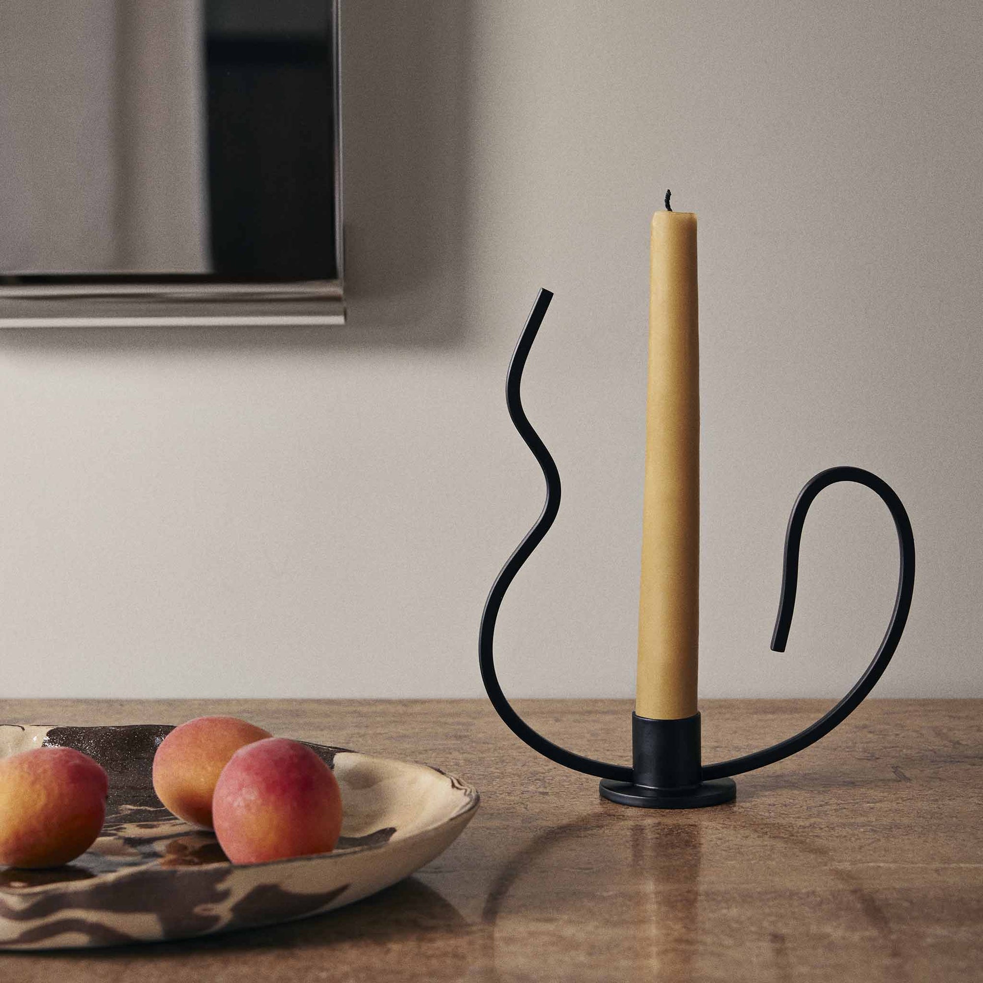 Ferm Living（ファームリビング）は、人生の対比を意識しながら、期待や夢の中で快適さと意味を追い求め、真の価値を感じられる空間を提供することを目指しています。デザインへの情熱と、環境や社会に配慮した責任ある選択を大切にし、誠実で心地よい製品や環境づくりに取り組んでいます。デンマーク・コペンハーゲンを拠点に、世界中の職人と協働し、スカンジナビアの思想と世界の技術・伝統を融合。柔らかなフォルムや豊かなテクスチャー、意外性のあるディテールを特徴とするコレクションは、洗練された美しさの中にも驚きと温かみをもたらします。素材選びから製造、配送まで持続可能性を意識し、より良い未来へ向けた選択を後押しします。家具、アクセサリー、照明を通じて、あなたらしく心地よい空間づくりをサポートします。
