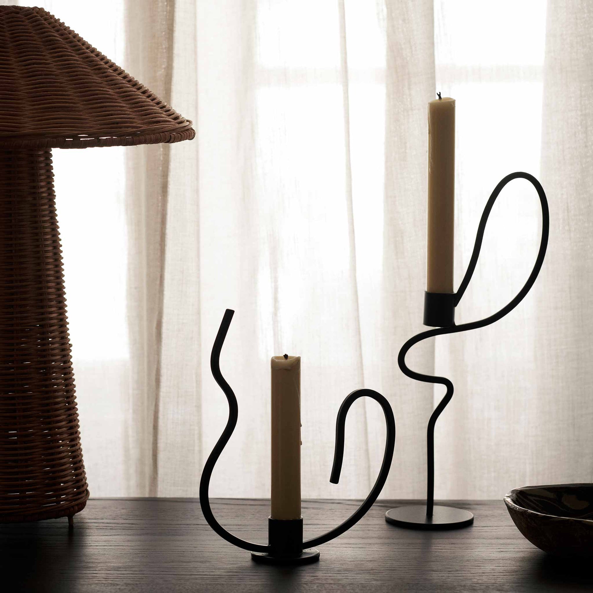 Ferm Living（ファームリビング）は、人生の対比を意識しながら、期待や夢の中で快適さと意味を追い求め、真の価値を感じられる空間を提供することを目指しています。デザインへの情熱と、環境や社会に配慮した責任ある選択を大切にし、誠実で心地よい製品や環境づくりに取り組んでいます。デンマーク・コペンハーゲンを拠点に、世界中の職人と協働し、スカンジナビアの思想と世界の技術・伝統を融合。柔らかなフォルムや豊かなテクスチャー、意外性のあるディテールを特徴とするコレクションは、洗練された美しさの中にも驚きと温かみをもたらします。素材選びから製造、配送まで持続可能性を意識し、より良い未来へ向けた選択を後押しします。家具、アクセサリー、照明を通じて、あなたらしく心地よい空間づくりをサポートします。