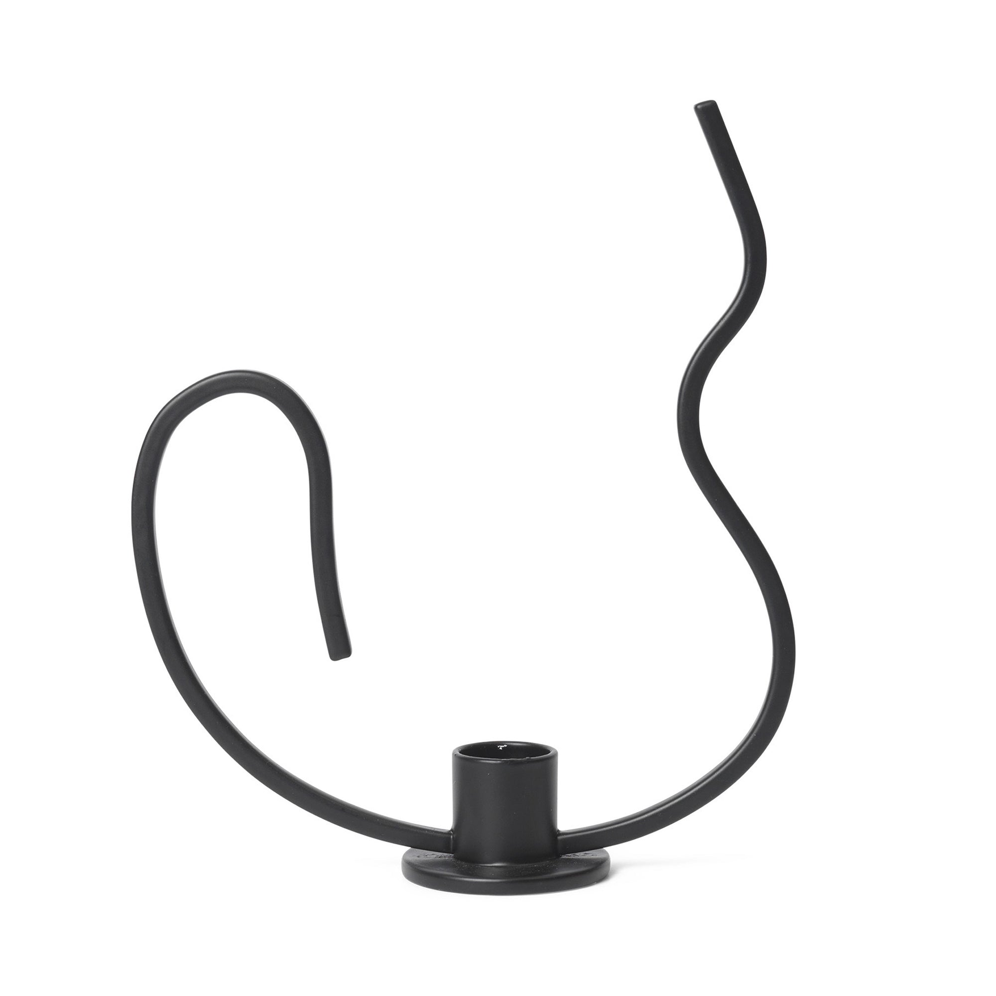 Ferm Living（ファームリビング）は、人生の対比を意識しながら、期待や夢の中で快適さと意味を追い求め、真の価値を感じられる空間を提供することを目指しています。デザインへの情熱と、環境や社会に配慮した責任ある選択を大切にし、誠実で心地よい製品や環境づくりに取り組んでいます。デンマーク・コペンハーゲンを拠点に、世界中の職人と協働し、スカンジナビアの思想と世界の技術・伝統を融合。柔らかなフォルムや豊かなテクスチャー、意外性のあるディテールを特徴とするコレクションは、洗練された美しさの中にも驚きと温かみをもたらします。素材選びから製造、配送まで持続可能性を意識し、より良い未来へ向けた選択を後押しします。家具、アクセサリー、照明を通じて、あなたらしく心地よい空間づくりをサポートします。