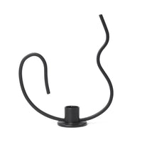 Ferm Living（ファームリビング）は、人生の対比を意識しながら、期待や夢の中で快適さと意味を追い求め、真の価値を感じられる空間を提供することを目指しています。デザインへの情熱と、環境や社会に配慮した責任ある選択を大切にし、誠実で心地よい製品や環境づくりに取り組んでいます。デンマーク・コペンハーゲンを拠点に、世界中の職人と協働し、スカンジナビアの思想と世界の技術・伝統を融合。柔らかなフォルムや豊かなテクスチャー、意外性のあるディテールを特徴とするコレクションは、洗練された美しさの中にも驚きと温かみをもたらします。素材選びから製造、配送まで持続可能性を意識し、より良い未来へ向けた選択を後押しします。家具、アクセサリー、照明を通じて、あなたらしく心地よい空間づくりをサポートします。