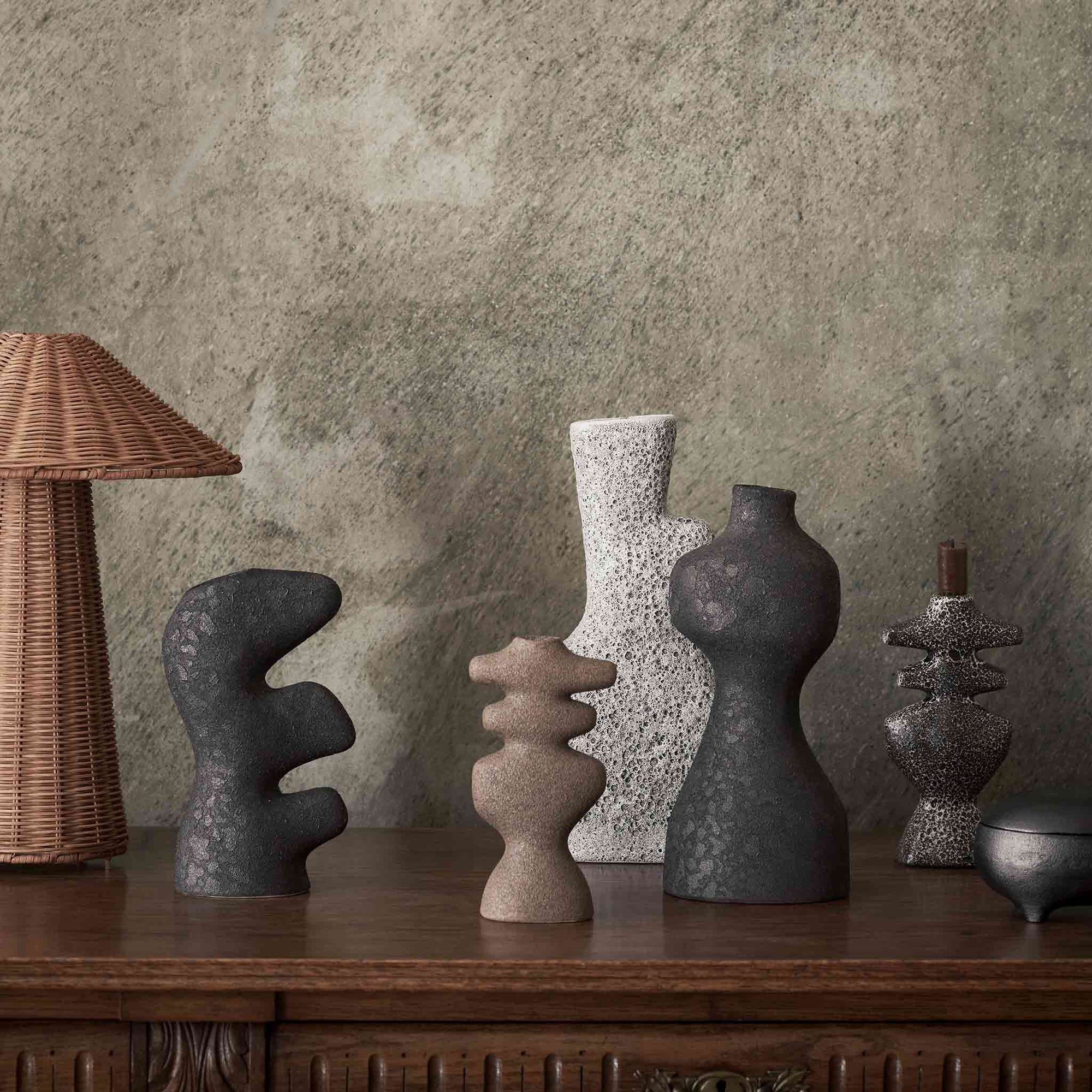 Ferm Living（ファームリビング）は、人生の対比を意識しながら、期待や夢の中で快適さと意味を追い求め、真の価値を感じられる空間を提供することを目指しています。デザインへの情熱と、環境や社会に配慮した責任ある選択を大切にし、誠実で心地よい製品や環境づくりに取り組んでいます。デンマーク・コペンハーゲンを拠点に、世界中の職人と協働し、スカンジナビアの思想と世界の技術・伝統を融合。柔らかなフォルムや豊かなテクスチャー、意外性のあるディテールを特徴とするコレクションは、洗練された美しさの中にも驚きと温かみをもたらします。素材選びから製造、配送まで持続可能性を意識し、より良い未来へ向けた選択を後押しします。家具、アクセサリー、照明を通じて、あなたらしく心地よい空間づくりをサポートします。