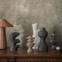 Ferm Living（ファームリビング）は、人生の対比を意識しながら、期待や夢の中で快適さと意味を追い求め、真の価値を感じられる空間を提供することを目指しています。デザインへの情熱と、環境や社会に配慮した責任ある選択を大切にし、誠実で心地よい製品や環境づくりに取り組んでいます。デンマーク・コペンハーゲンを拠点に、世界中の職人と協働し、スカンジナビアの思想と世界の技術・伝統を融合。柔らかなフォルムや豊かなテクスチャー、意外性のあるディテールを特徴とするコレクションは、洗練された美しさの中にも驚きと温かみをもたらします。素材選びから製造、配送まで持続可能性を意識し、より良い未来へ向けた選択を後押しします。家具、アクセサリー、照明を通じて、あなたらしく心地よい空間づくりをサポートします。