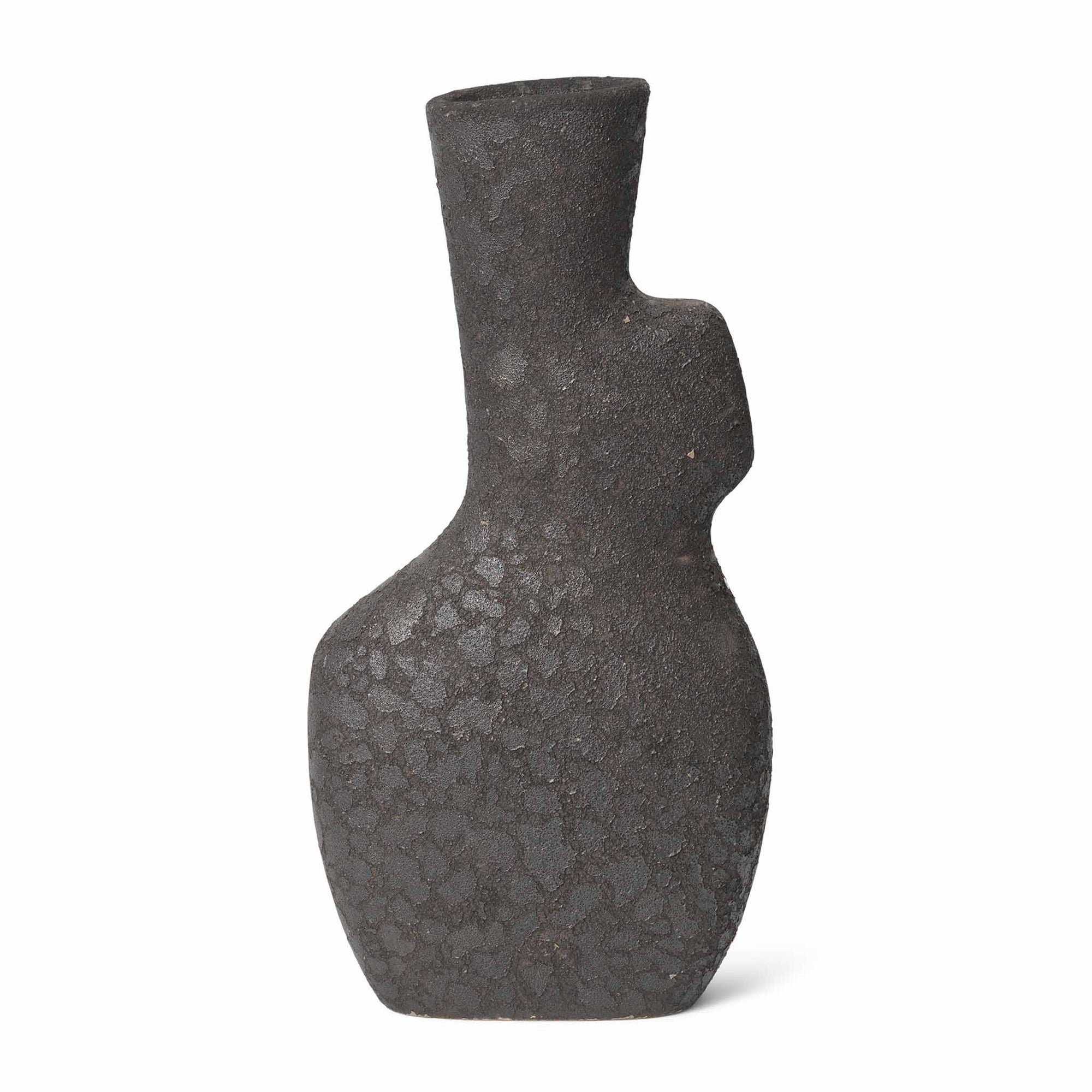 Ferm Living（ファームリビング）は、人生の対比を意識しながら、期待や夢の中で快適さと意味を追い求め、真の価値を感じられる空間を提供することを目指しています。デザインへの情熱と、環境や社会に配慮した責任ある選択を大切にし、誠実で心地よい製品や環境づくりに取り組んでいます。デンマーク・コペンハーゲンを拠点に、世界中の職人と協働し、スカンジナビアの思想と世界の技術・伝統を融合。柔らかなフォルムや豊かなテクスチャー、意外性のあるディテールを特徴とするコレクションは、洗練された美しさの中にも驚きと温かみをもたらします。素材選びから製造、配送まで持続可能性を意識し、より良い未来へ向けた選択を後押しします。家具、アクセサリー、照明を通じて、あなたらしく心地よい空間づくりをサポートします。